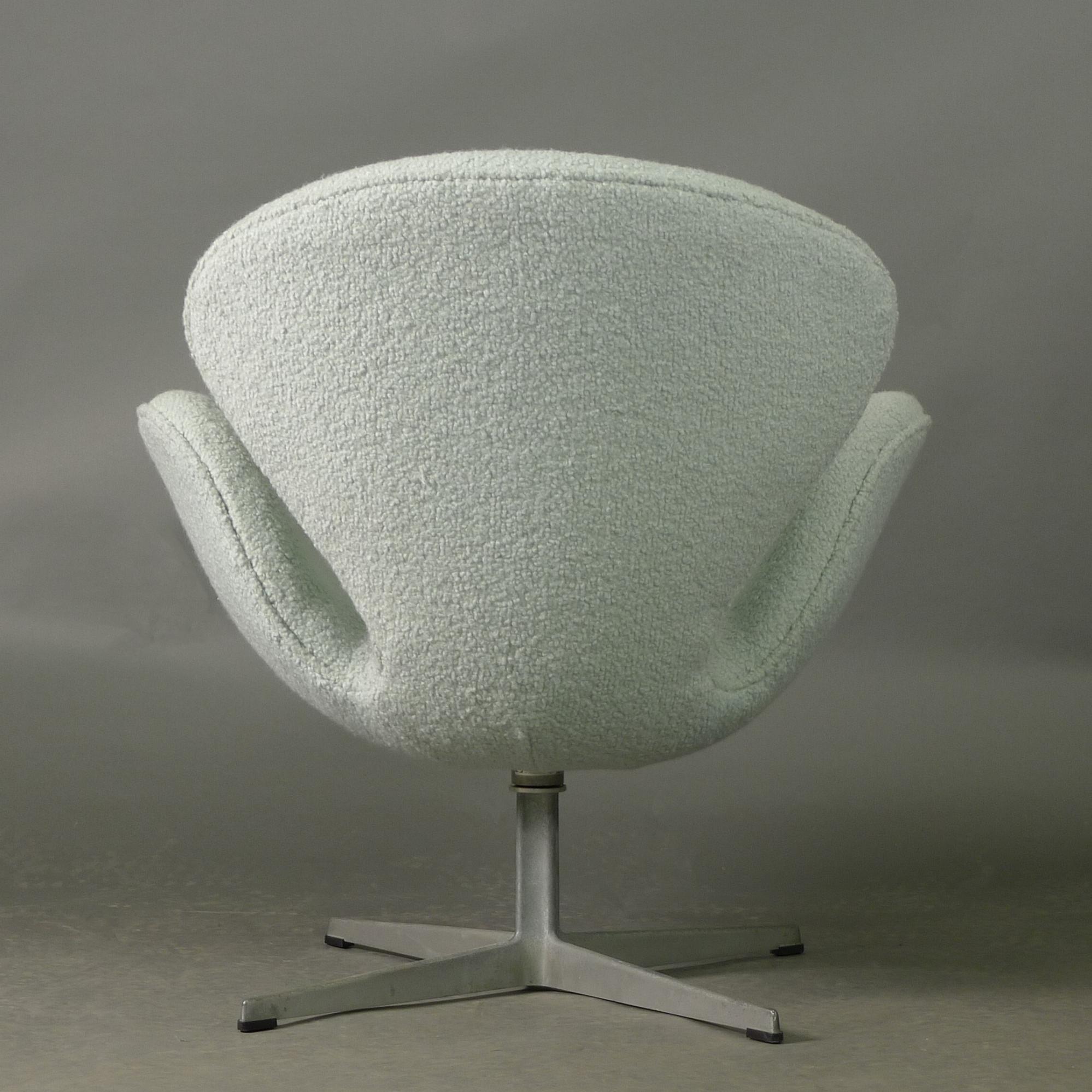 Danois Chaise Swan vintage conçue par Arne Jacobsen, datée de 1970, deux disponibles en vente