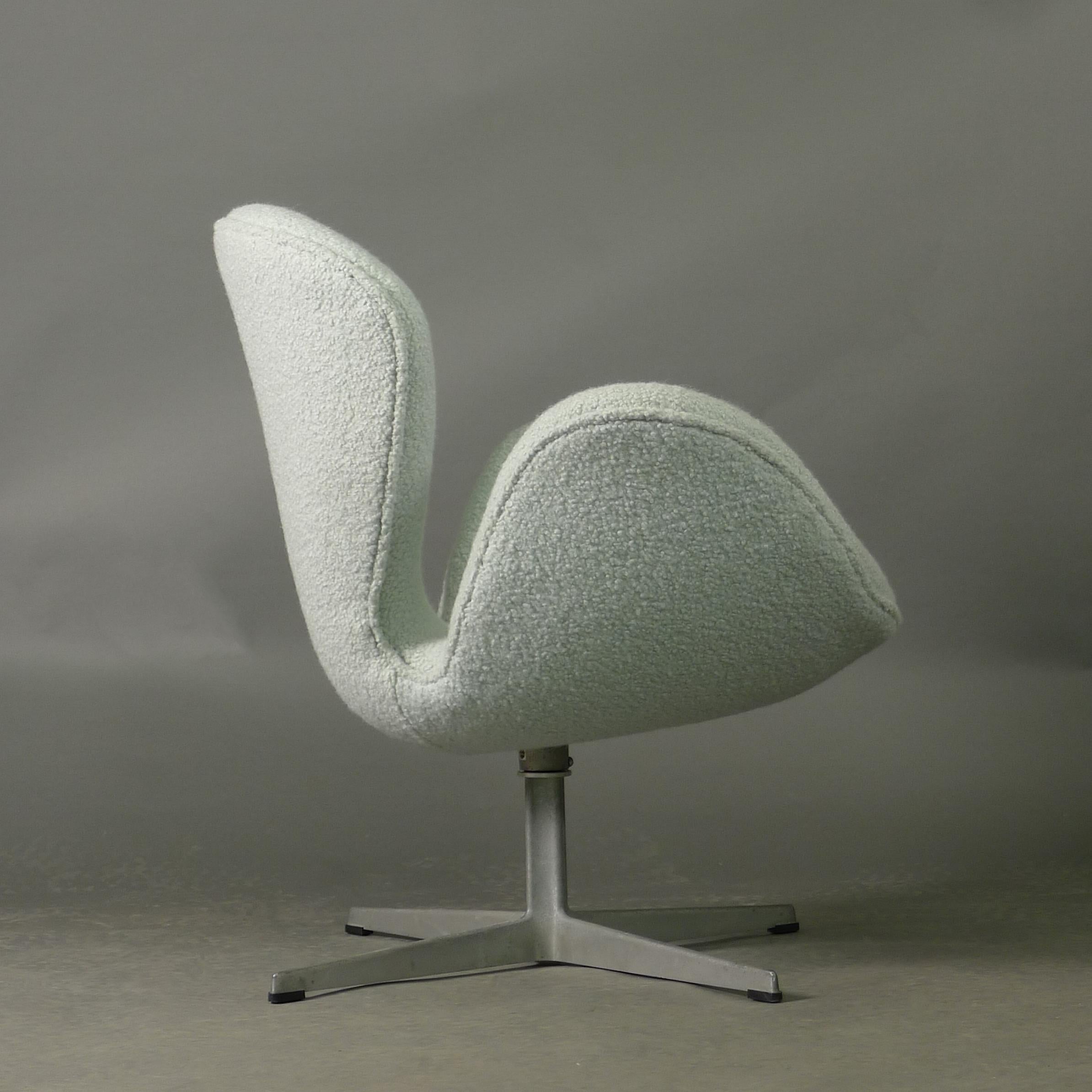 Fin du 20e siècle Chaise Swan vintage conçue par Arne Jacobsen, datée de 1970, deux disponibles en vente