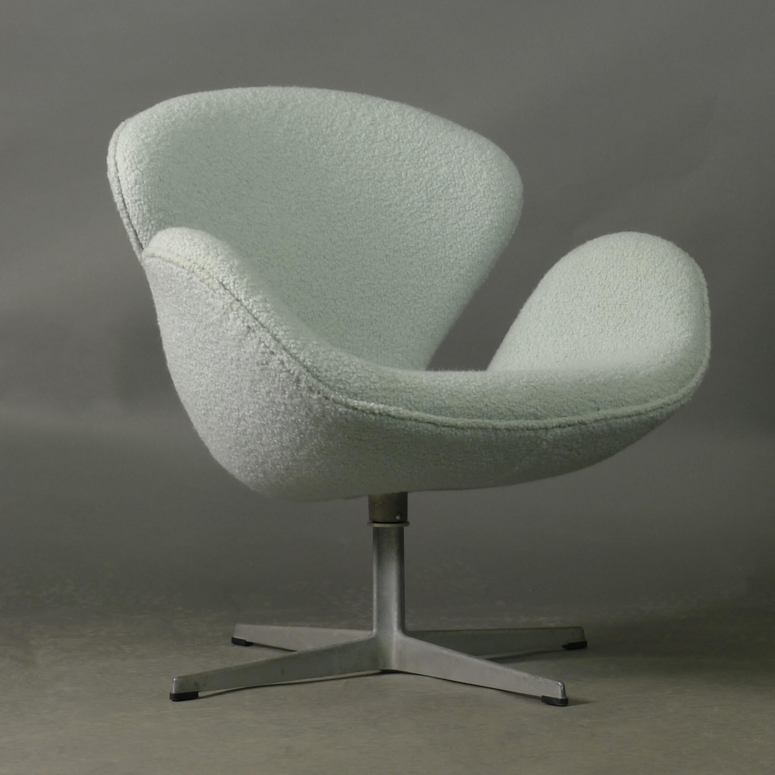 Tissu d'ameublement Chaise Swan vintage conçue par Arne Jacobsen, datée de 1970, deux disponibles en vente