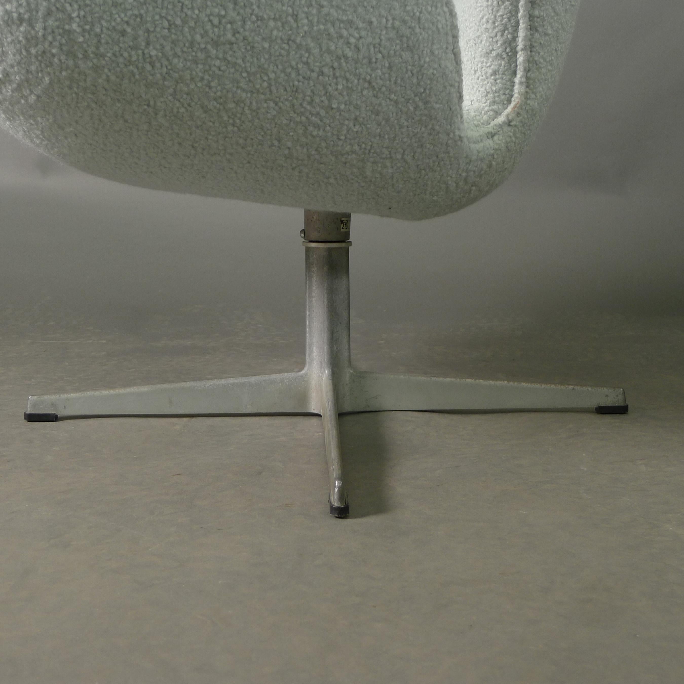 Chaise Swan vintage conçue par Arne Jacobsen, datée de 1970, deux disponibles en vente 1