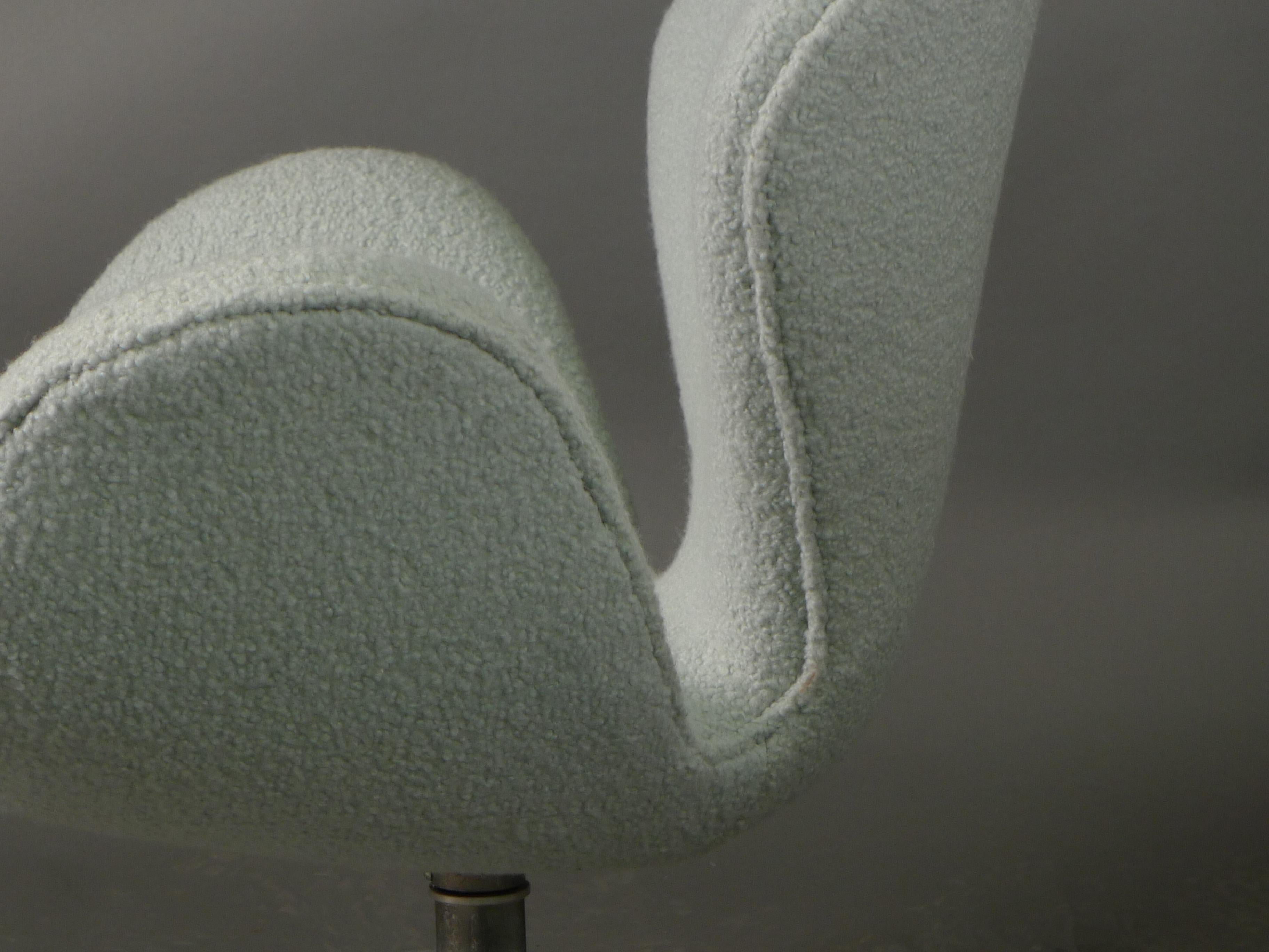 Chaise Swan vintage conçue par Arne Jacobsen, datée de 1970, deux disponibles en vente 2