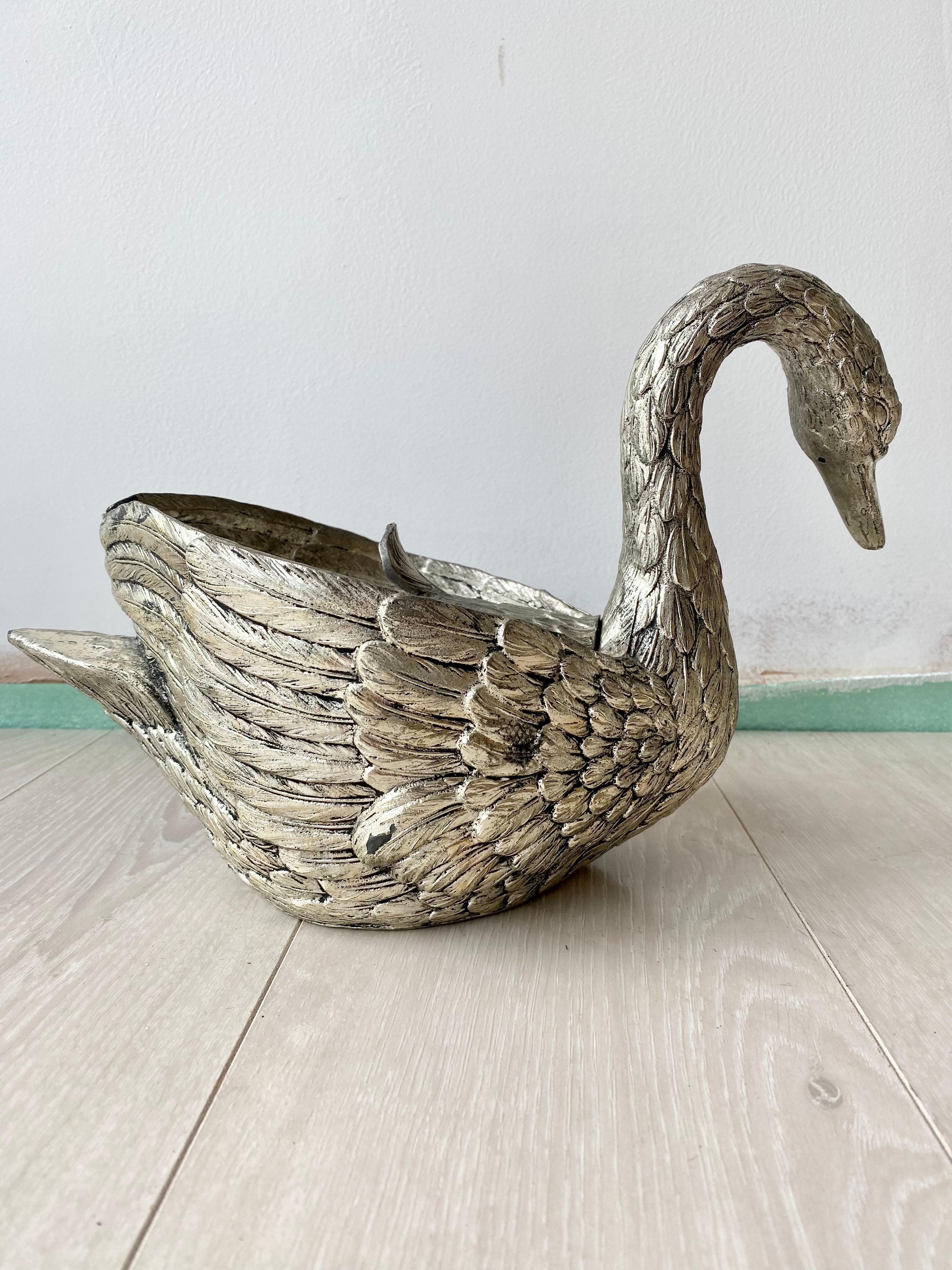 Vintage swan ice bucket signed by Mauro Manetti.

This high-quality ice bucket is a real collector's item and has a luxurious appeal.

Original, 1970s - signed 

Good condition.

