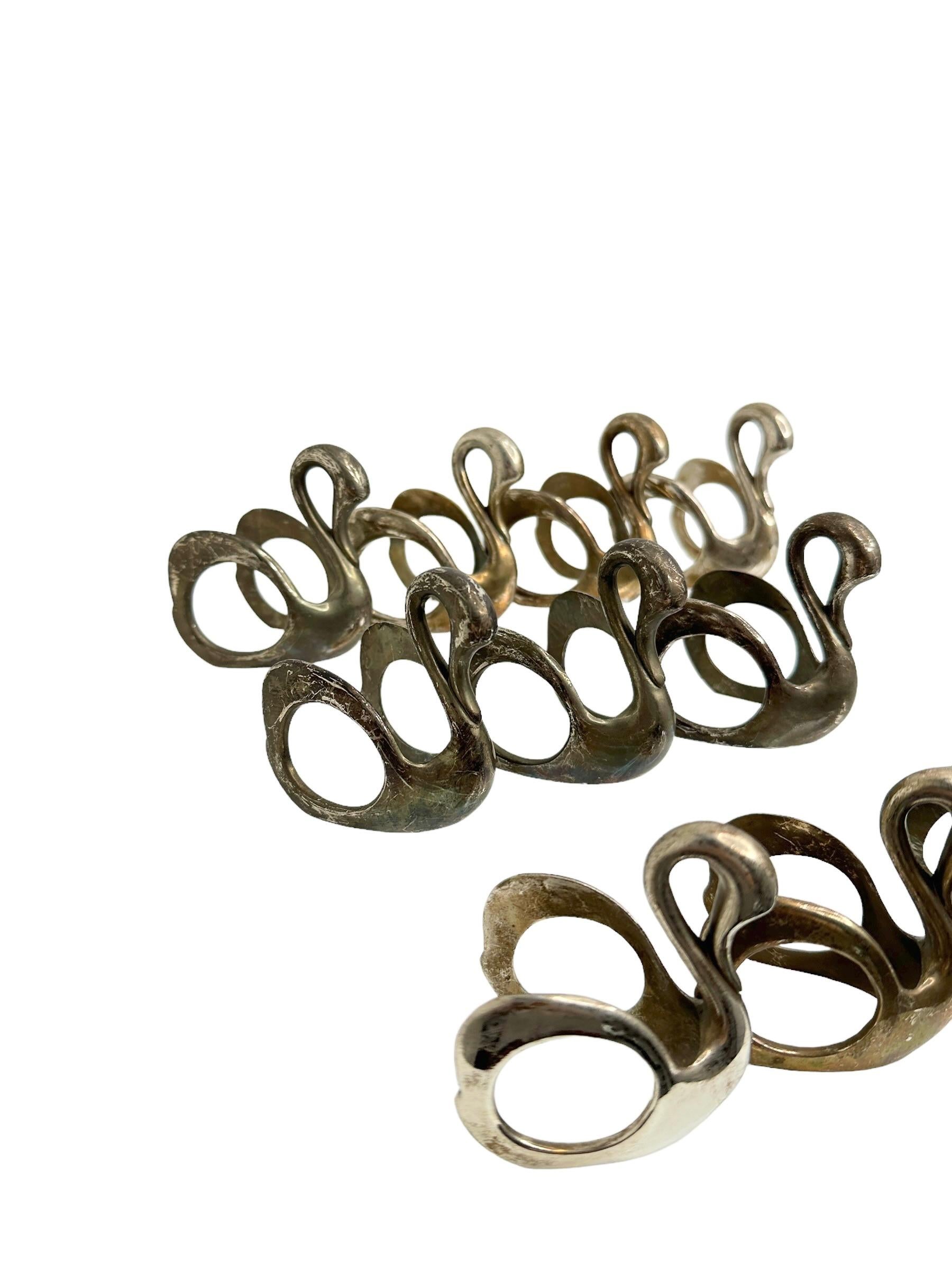 A set of ten silver plated napkin rings, circa 1970s, made by unknown company. A nice set of round rings, in the style of the Art Nouveau era. All of them with a nice patina. Can be cleaned from the new owner, but also give the table a classic