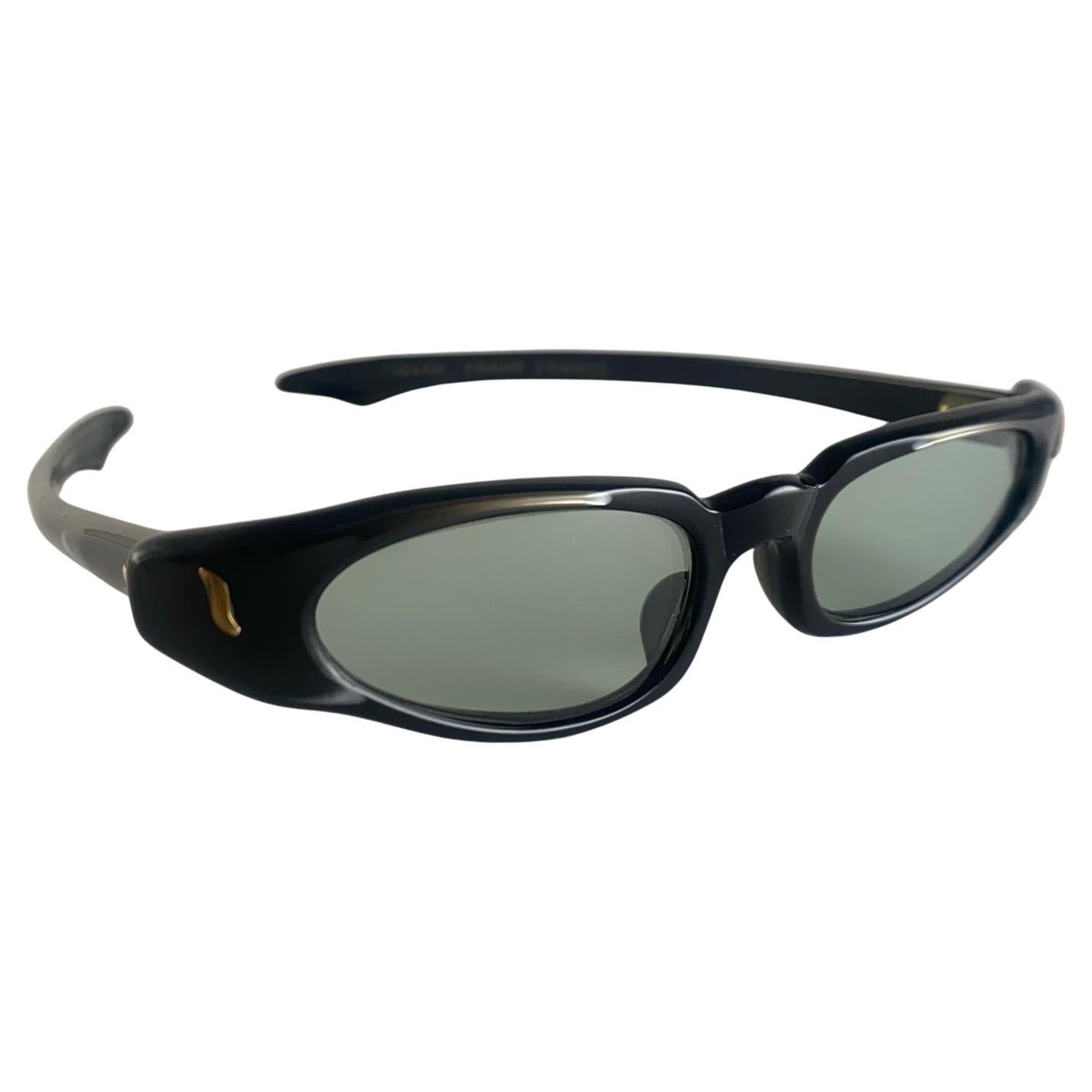 Vintage 1960's Swank Cat Eye Secretary Mask Sunglasses.

Le cadre de cet article présente des signes mineurs d'usure dus au stockage.

Mesures 

Devant : 12,5 cm 
Hauteur de l'objectif : 2 cm
Largeur de l'objectif : 4,5 cm
Temples : 13 Cms