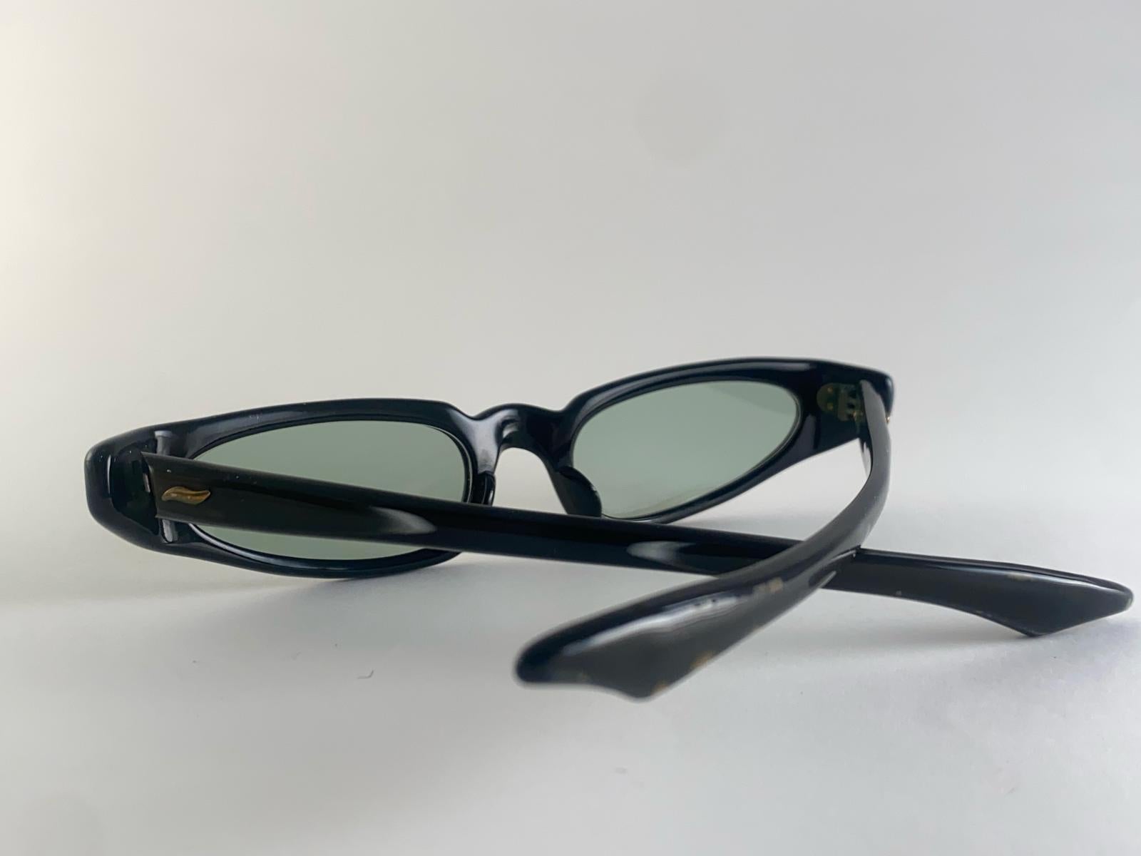 Lunettes de soleil vintage Swank 1960's Cat Eye Black Made In France en vente 1