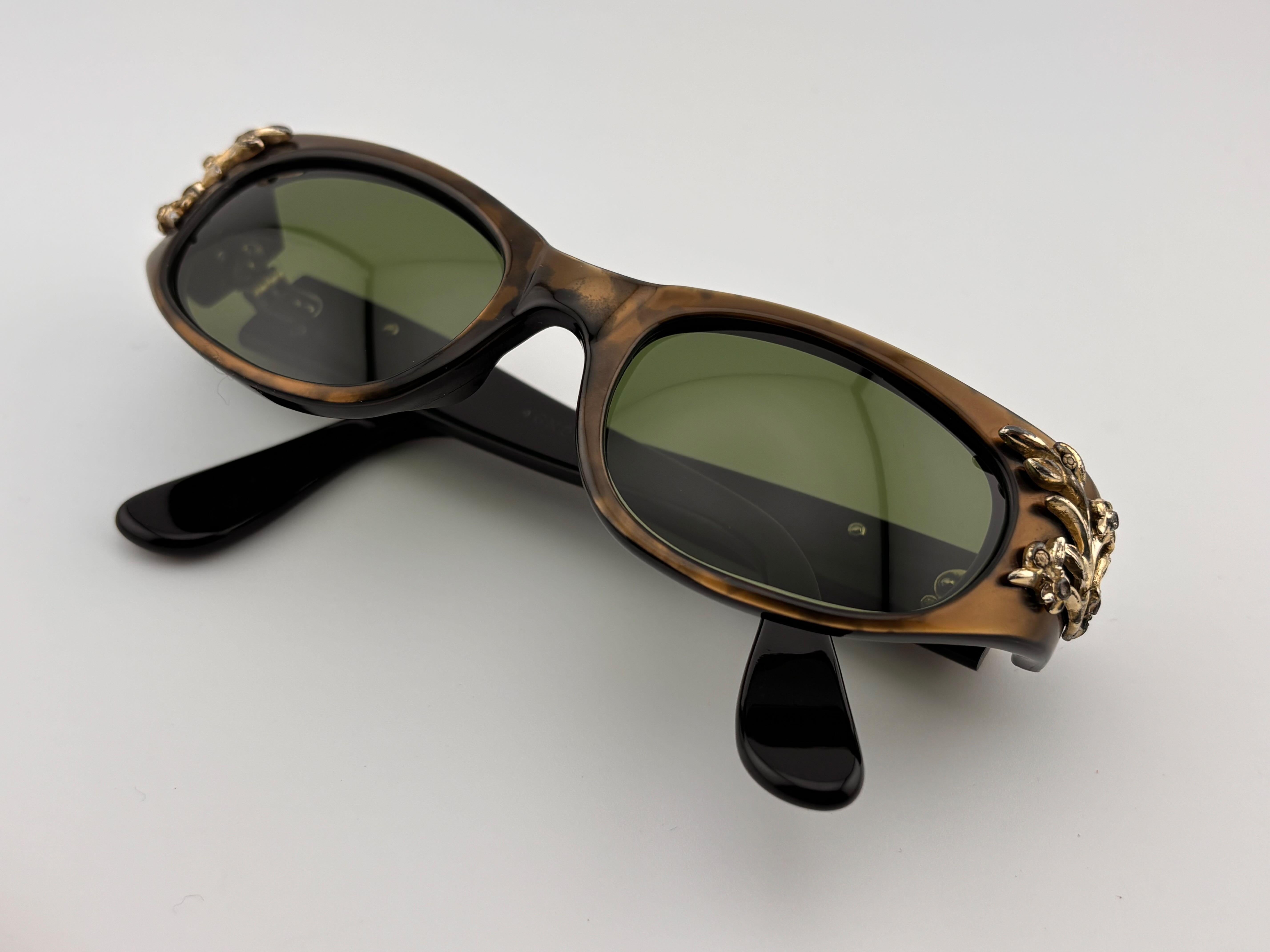 Vintage Swank Cat Eye Intrincate Adorned Frame. 

Veuillez noter que cet article présente des signes visibles d'usure sur le cadre. Pas de réparations ni de dommages structurels.



Front : 13  Cms 
Hauteur de l'objectif : 3  Cms
Largeur de