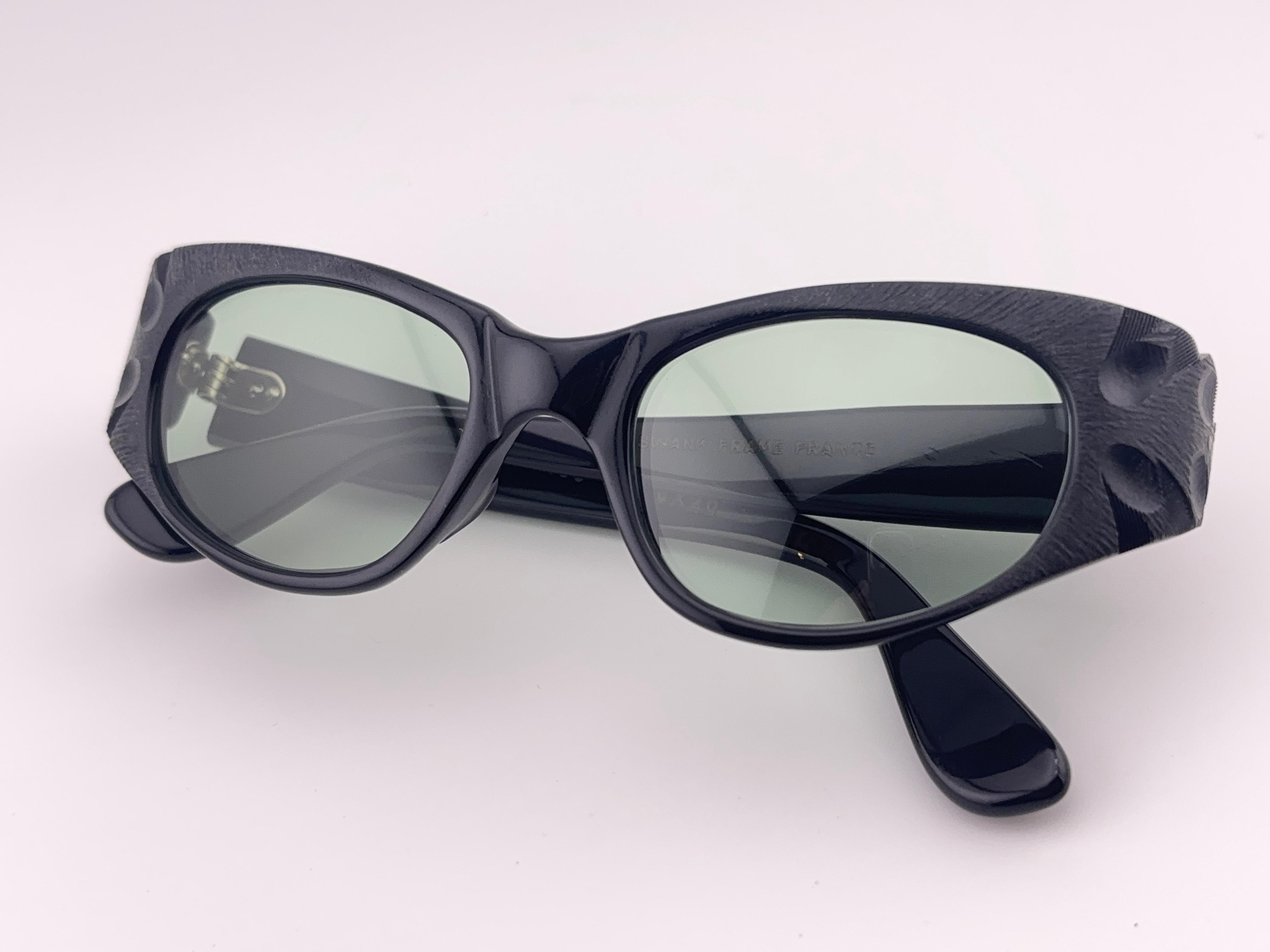 Vintage Swank Cat Eye Black Wood Like Textured Frame, Light Green Lenses.

Bitte beachten Sie dieses Element hat Zeichen der Abnutzung auf dem Rahmen und kleinere Kratzer auf den Linsen.



Vorderseite : 13  Cms 
Höhe der Linse : 3.2  Cms
Linse