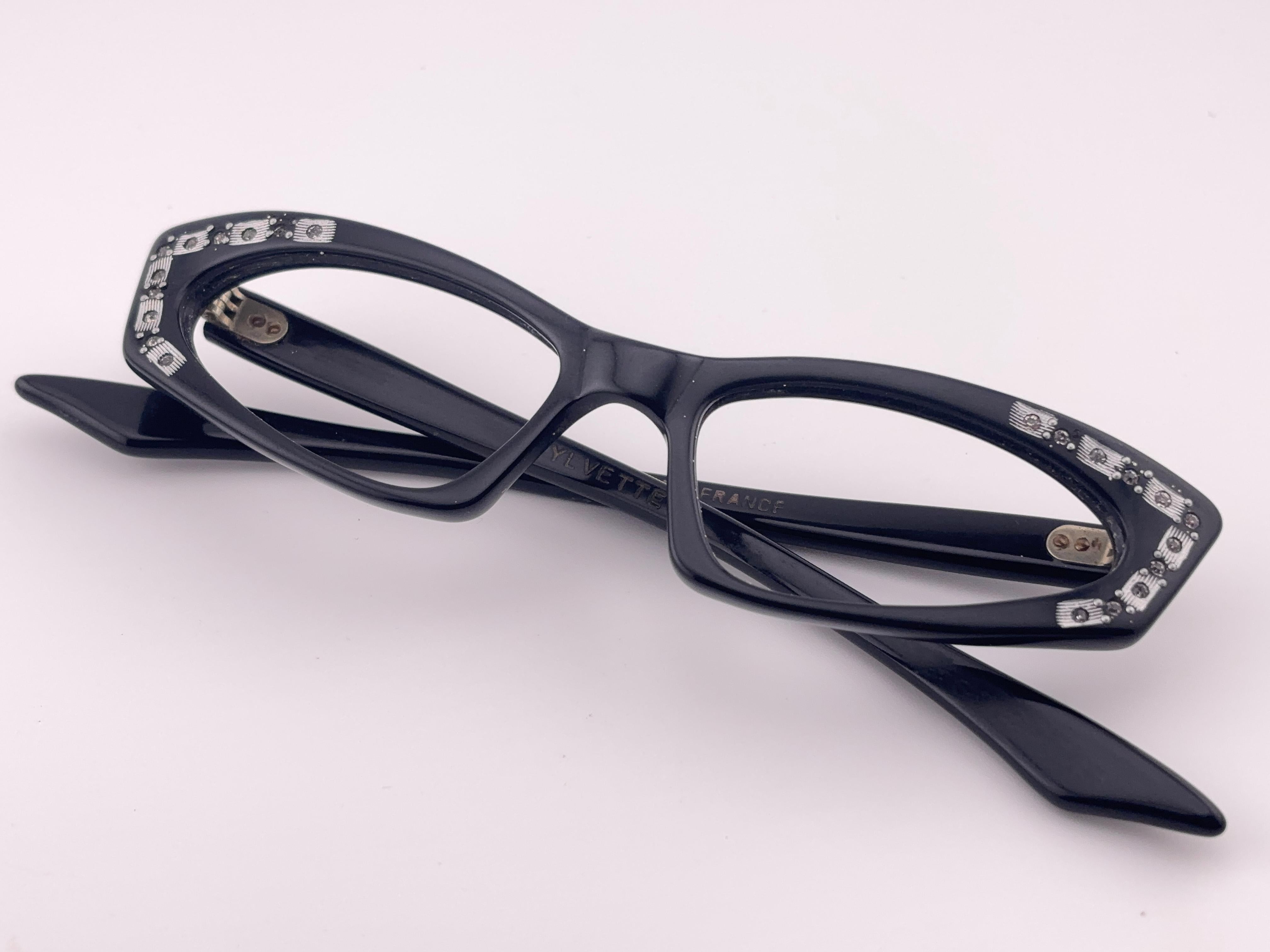 Vintage Swank Cat Eye monture ornée de strass noirs, prête à recevoir vos verres correcteurs.

Veuillez noter que cet article présente des signes d'usure sur la monture et des rayures mineures sur les lentilles.



Front : 13  Cms 
Hauteur de