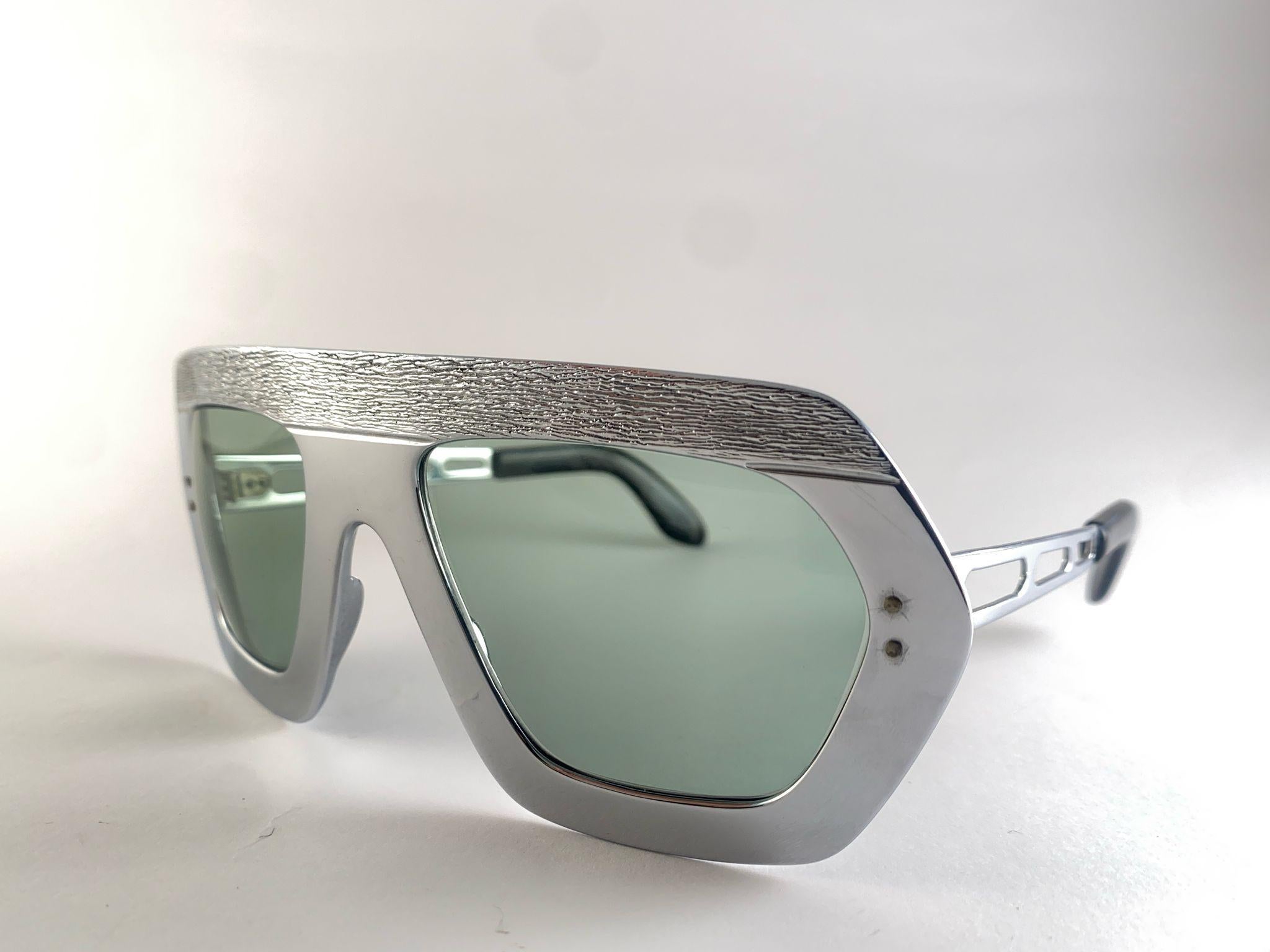 Vintage Super Rare Swank Sonnenbrille, Silber Maske Frames mit Metall perforiert Bügel.

Hergestellt in Frankreich.

Messungen 

Vorderseite : 16 Zentimeter 
Linse Höhe : 4.5 cm
Linse Breite : 5.5 cm
Bügel : 13 cm 

