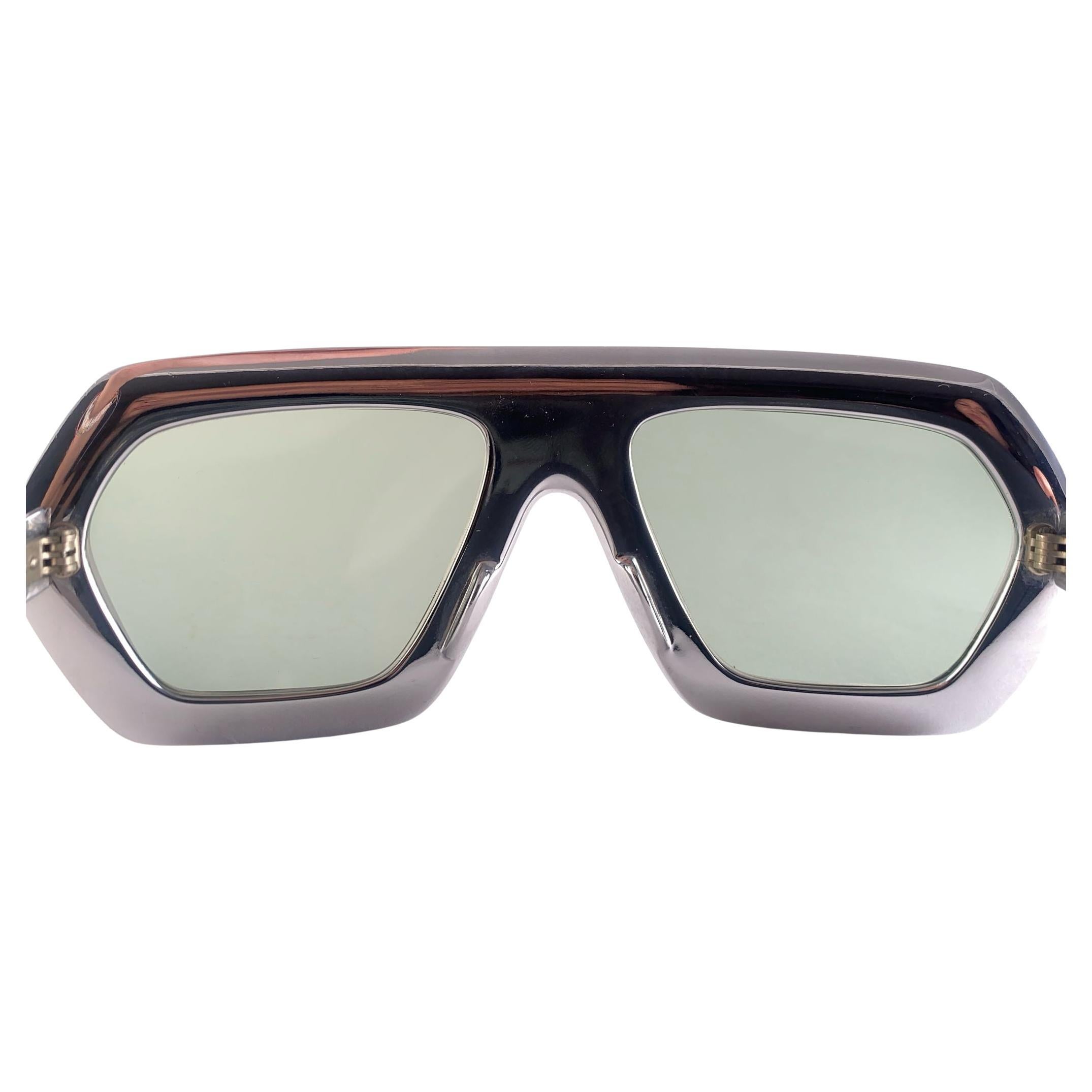 Vintage-Sonnenbrille mit Schwanensilber und hellgrünen Linsen 1970er Jahre, hergestellt in Frankreich (Grau) im Angebot