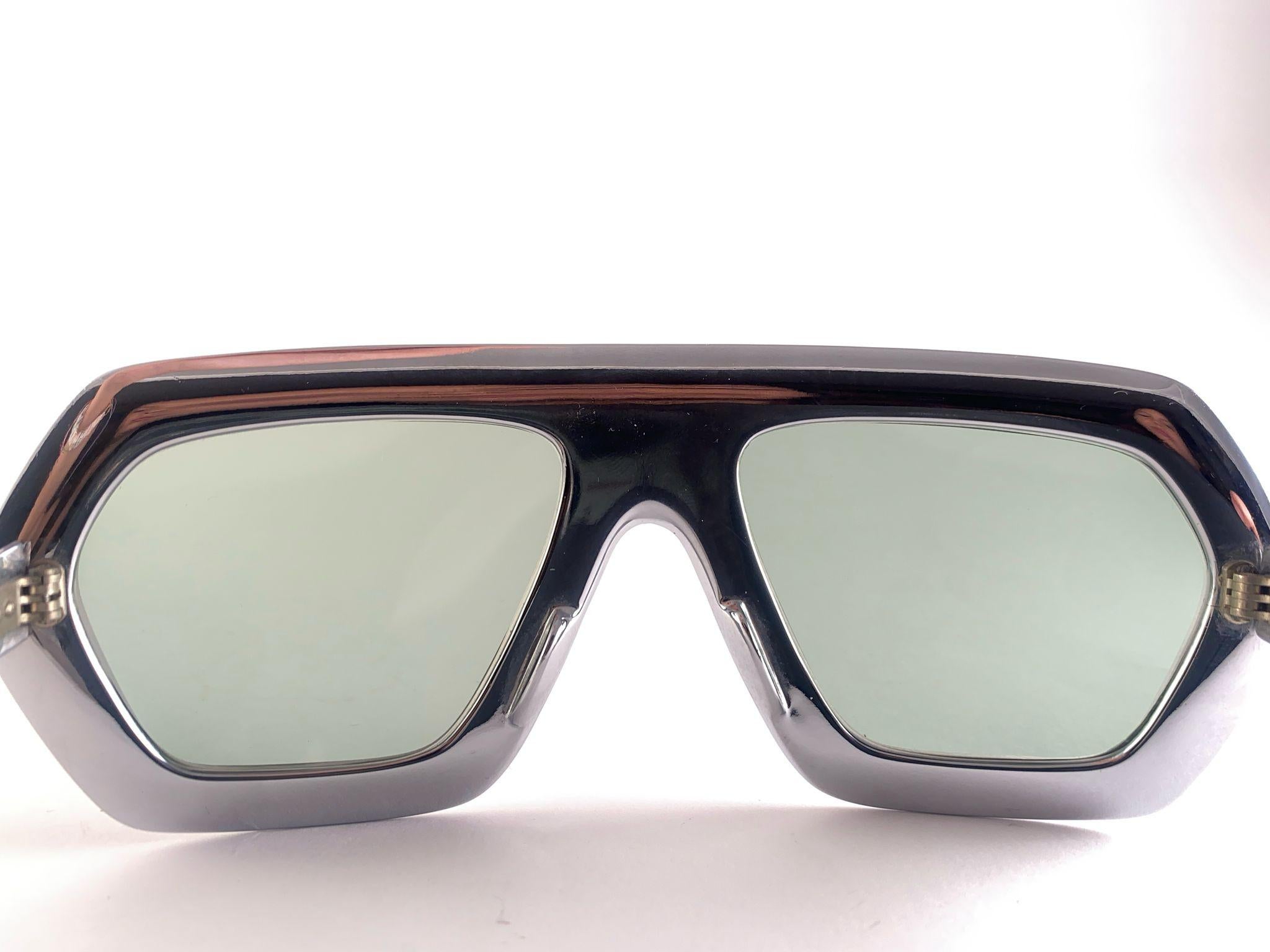 Vintage-Sonnenbrille mit Schwanensilber und hellgrünen Linsen 1970er Jahre, hergestellt in Frankreich für Damen oder Herren im Angebot