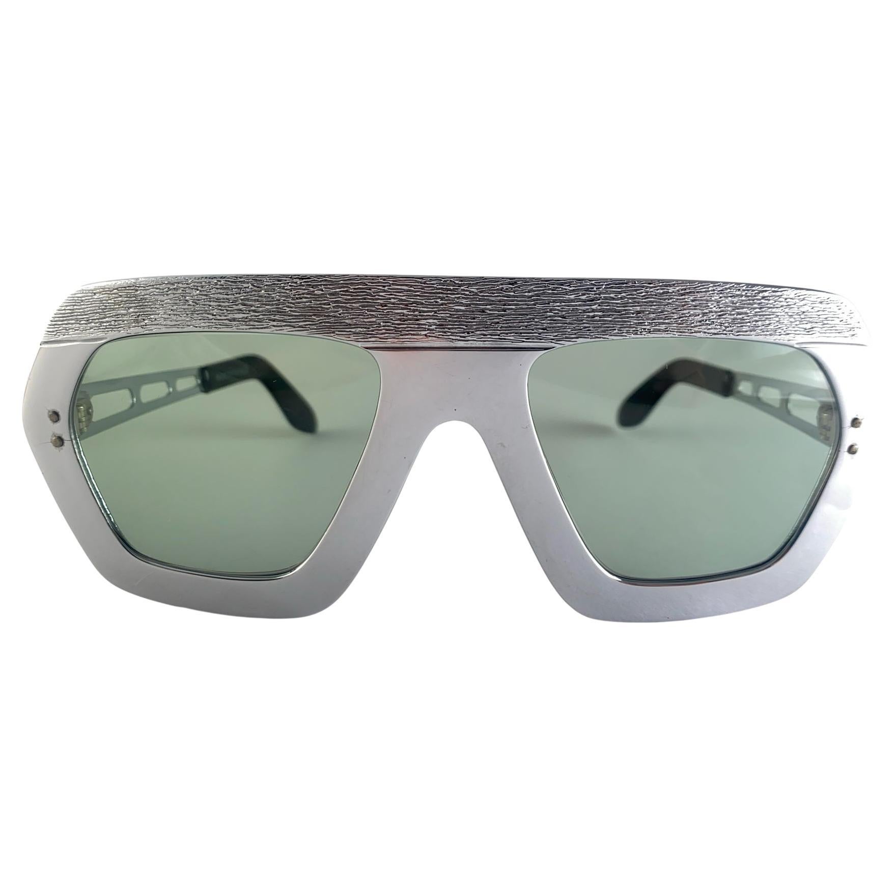 Vintage-Sonnenbrille mit Schwanensilber und hellgrünen Linsen 1970er Jahre, hergestellt in Frankreich im Angebot