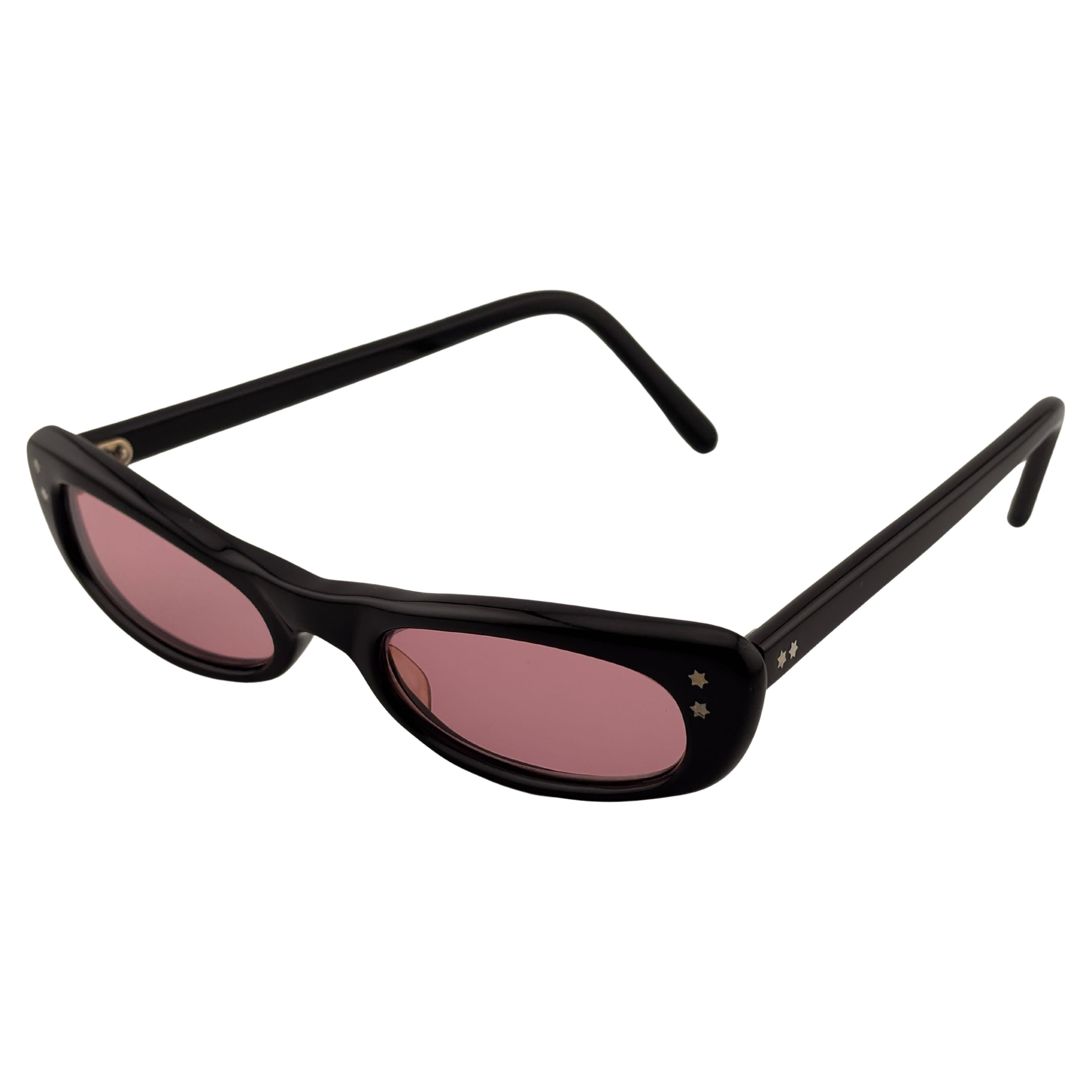 Monture noire Vintage Swank avec des verres roses.

Veuillez noter que cet article présente des signes visibles d'usure sur le cadre. Pas de réparations ni de dommages structurels.



Avant : 12.5  Cms 
Hauteur de l'objectif : 2  Cms
Largeur de