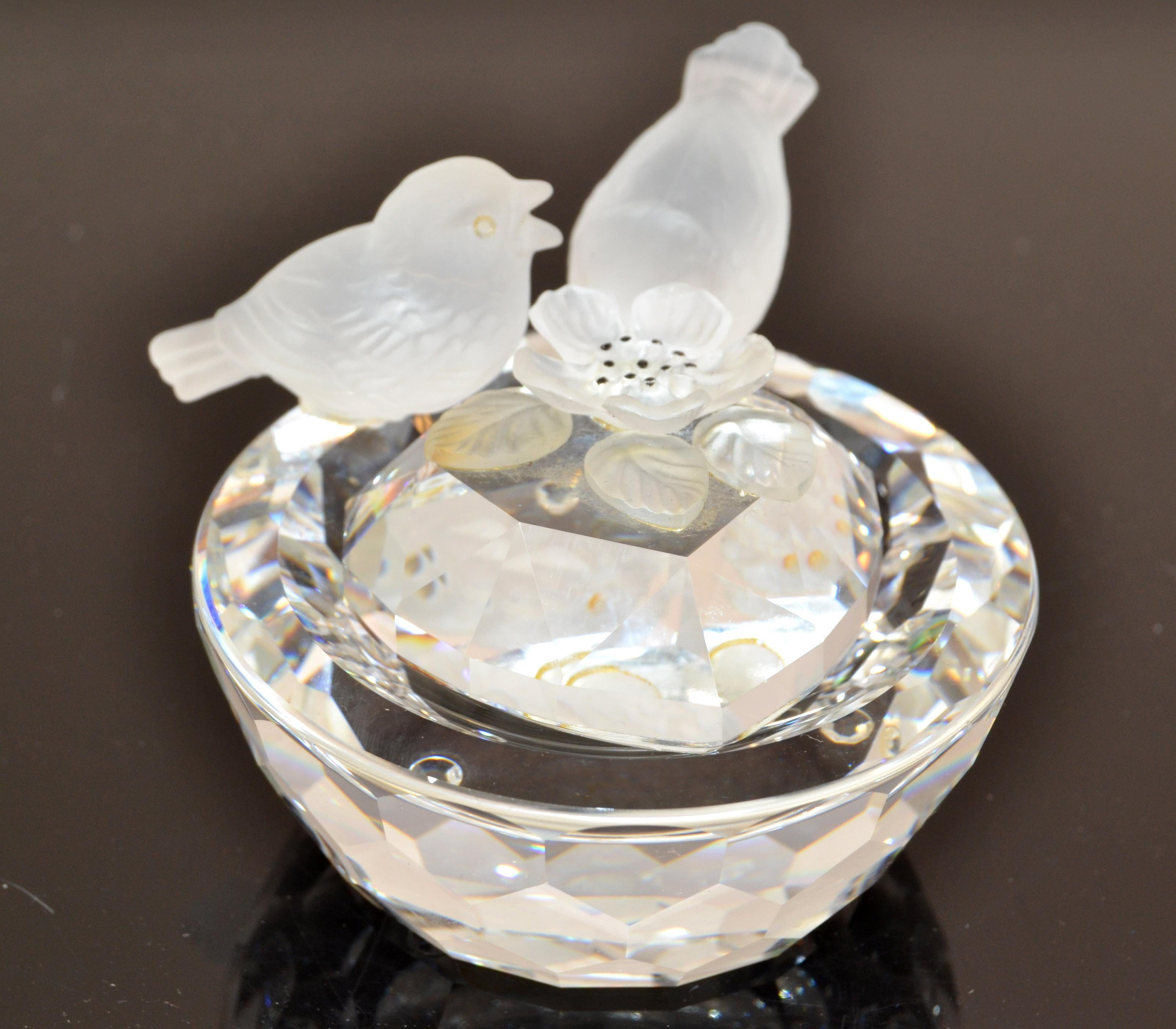 Vintage Swarovski Crystal Faceted Bowl two Birds sitting at the border as if taking a bath, Art Deco Style made in Austria in the 1970.
Features faceted Crystal Bowl attached with 2 Bird Figurines and a Flower Heart shape lid.
Signed on the Base,