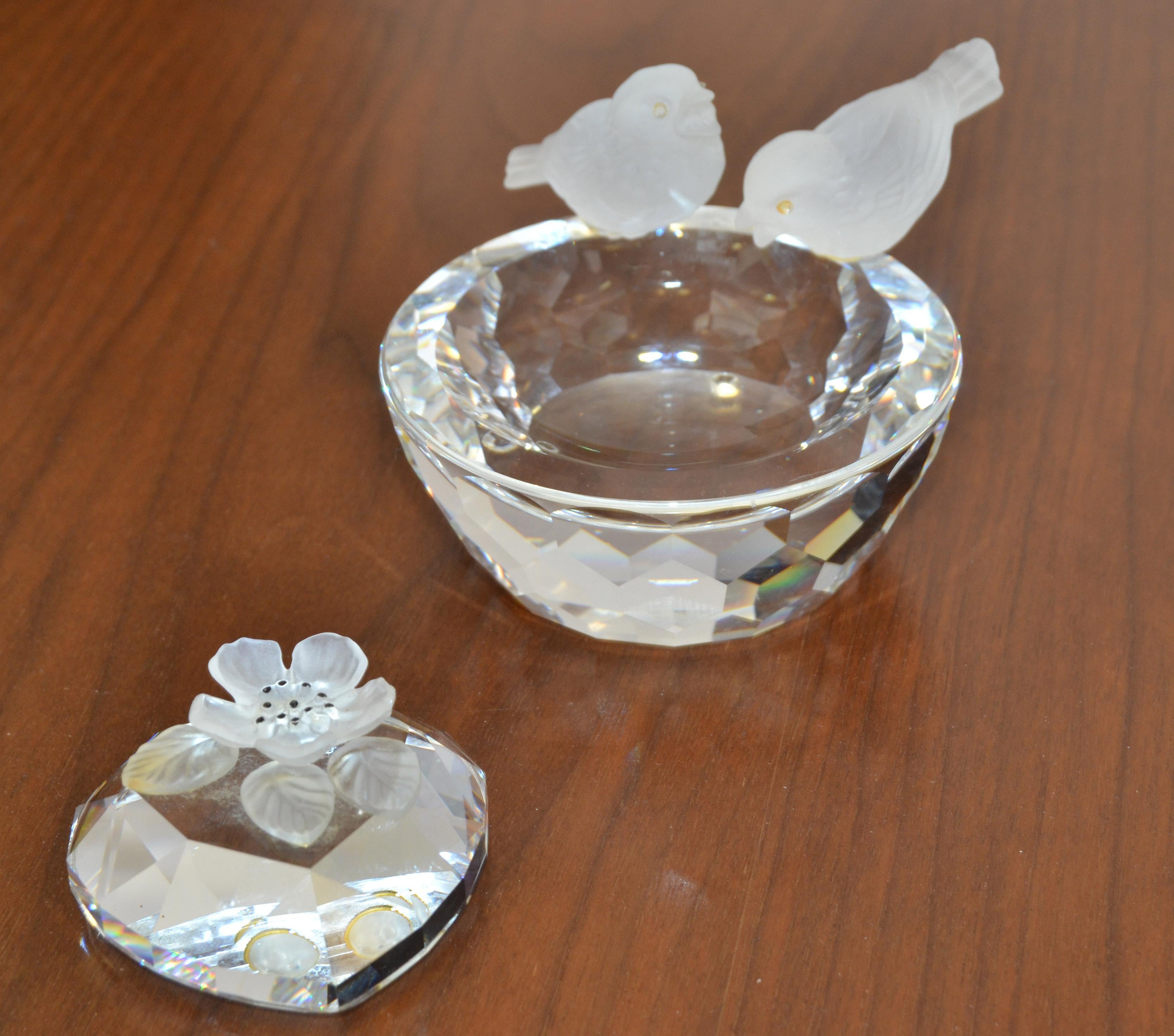 Mid-Century Modern Figurines vintage de bol de bain à couvercle cœur avec deux oiseaux ronds facettés en cristal Swarovski en vente