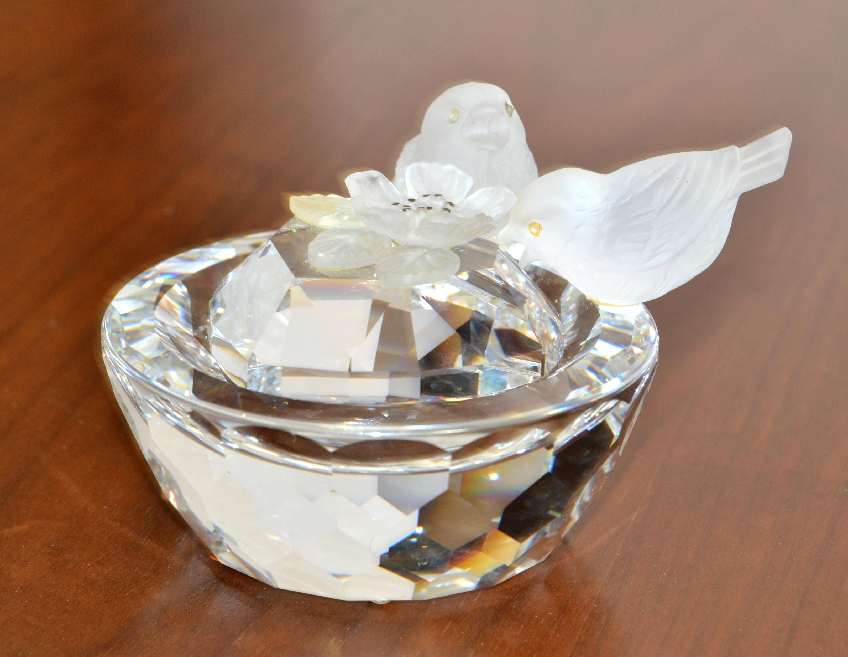 Fait main Figurines vintage de bol de bain à couvercle cœur avec deux oiseaux ronds facettés en cristal Swarovski en vente