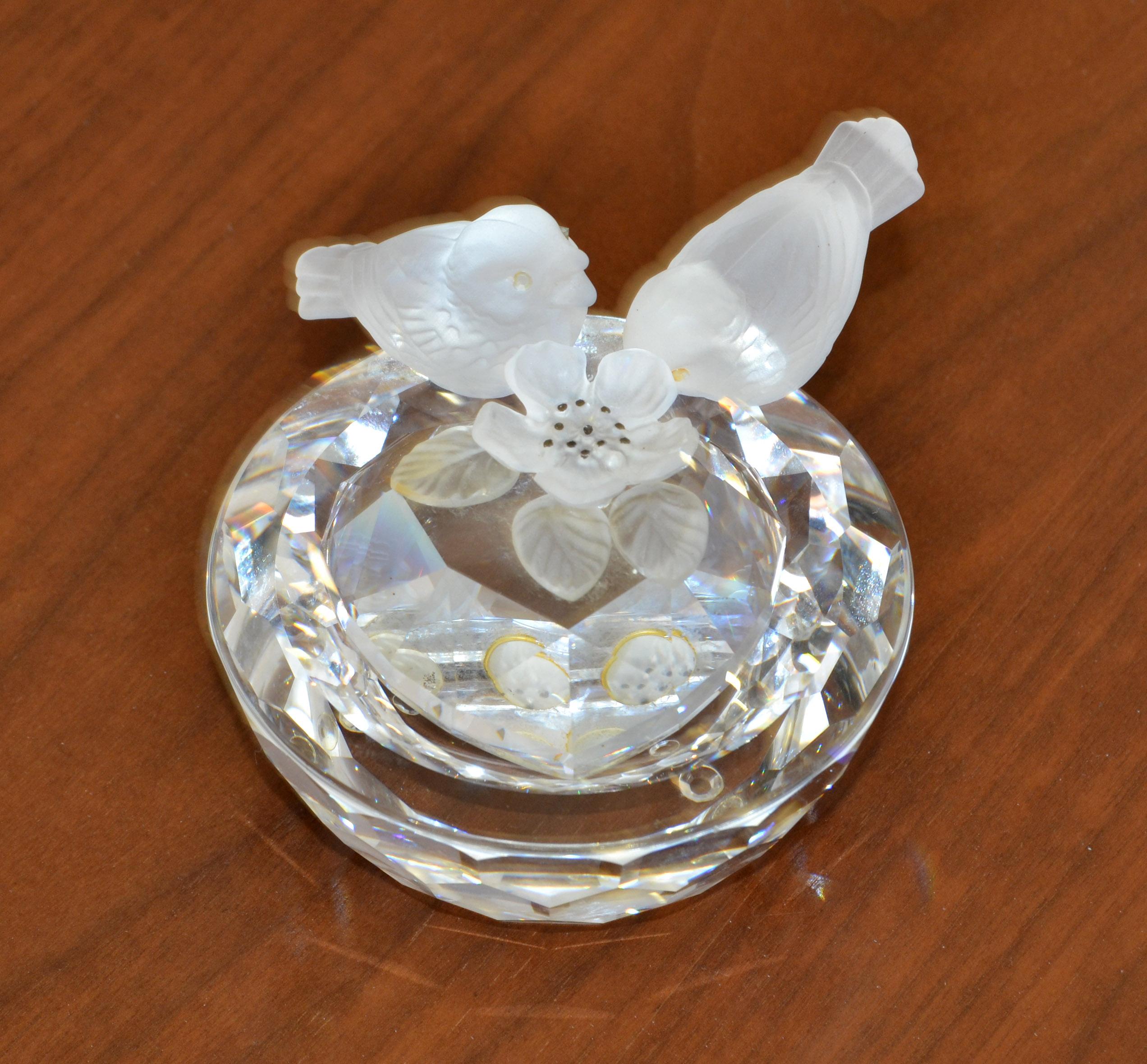 Figurines vintage de bol de bain à couvercle cœur avec deux oiseaux ronds facettés en cristal Swarovski Bon état - En vente à Miami, FL