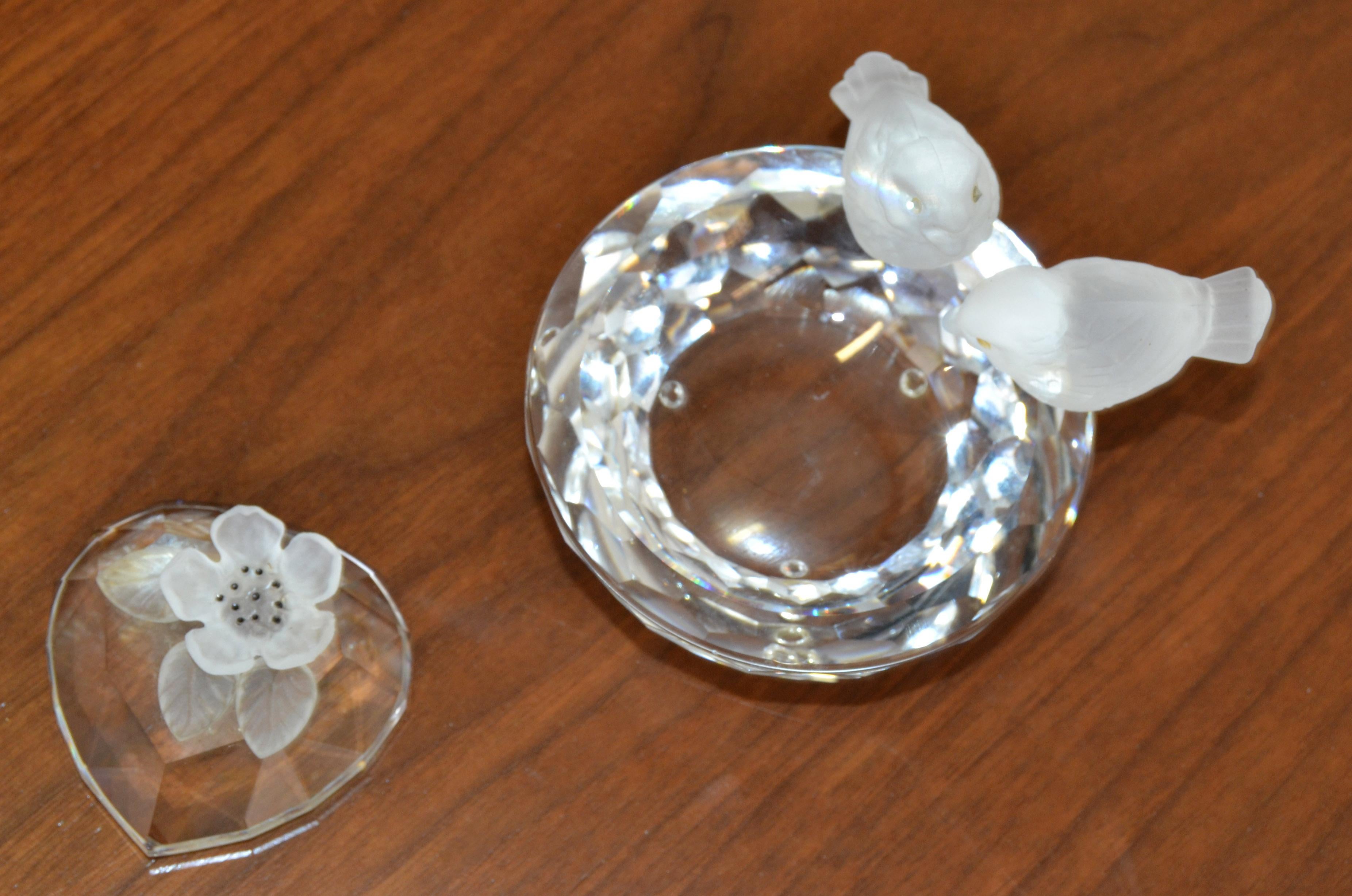 Figurines vintage de bol de bain à couvercle cœur avec deux oiseaux ronds facettés en cristal Swarovski en vente 1