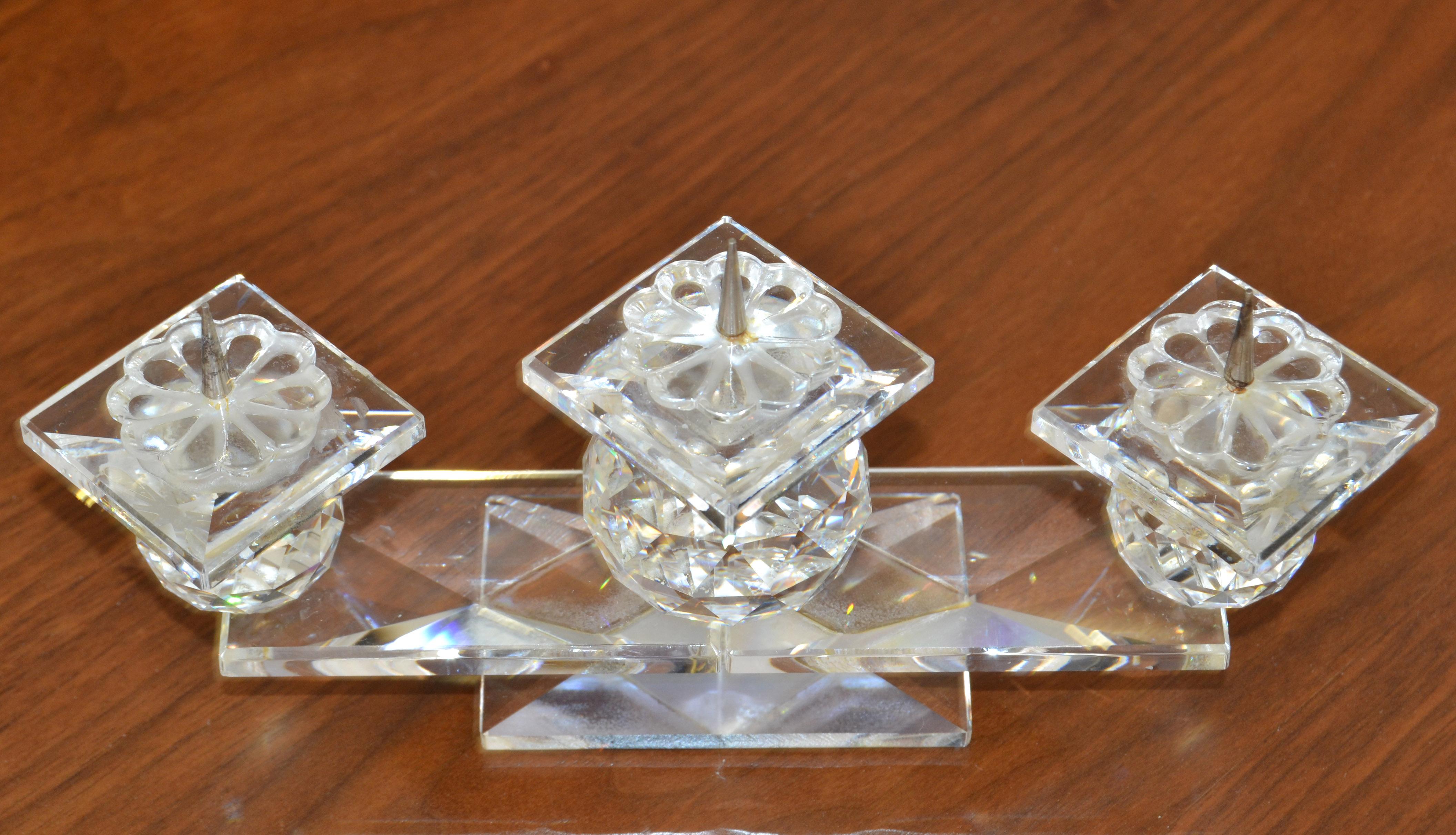 Chandelier vintage en cristal Swarovski à trois épingles de style Art of Vintage fabriqué en Autriche dans les années 1970.
Les boules de cristal facettées et les soucoupes fleuries sont disposées sur une base rectangulaire en verre.
Signé sur la