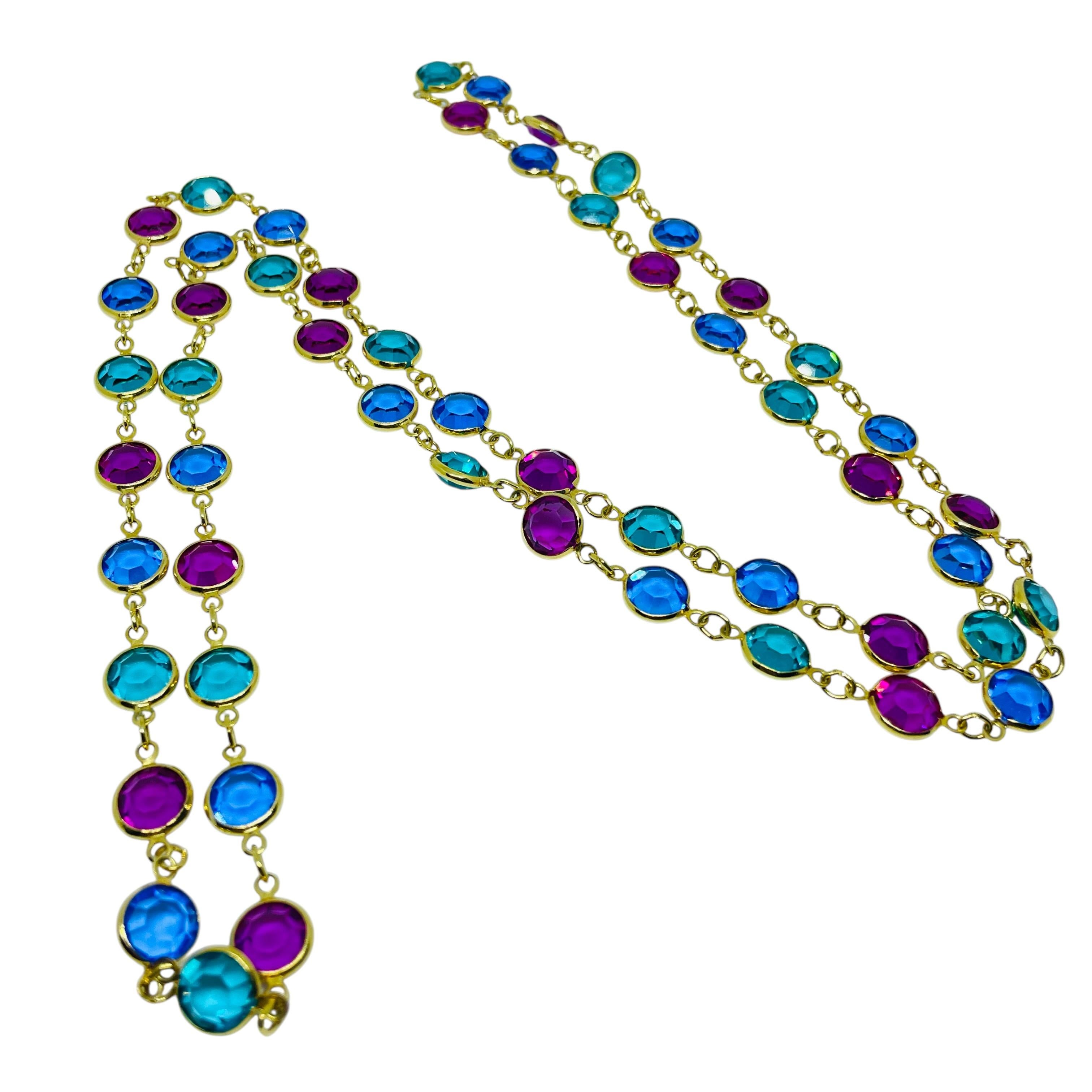 Collana vintage di Swarovski con castone d'oro e cristalli rosa blu verde acqua In condizioni buone in vendita a Palos Hills, IL