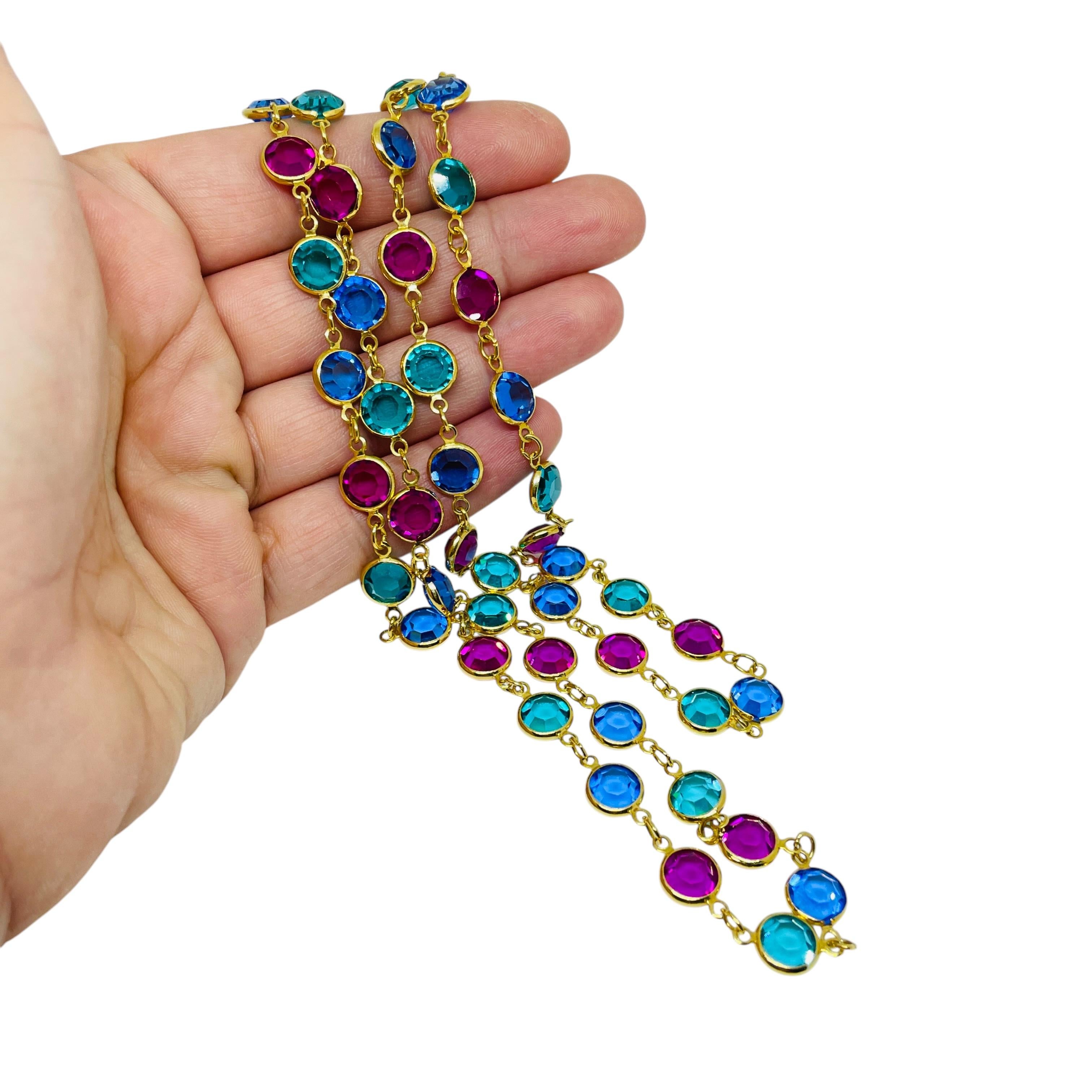 Donna Collana vintage di Swarovski con castone d'oro e cristalli rosa blu verde acqua in vendita