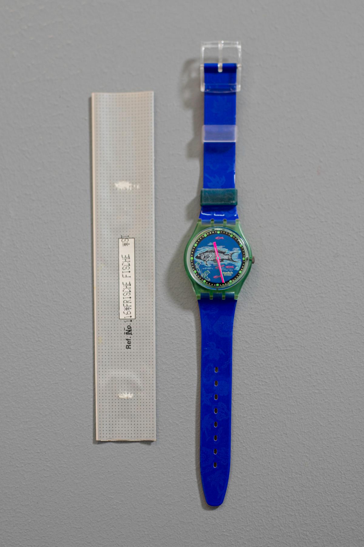 Plongez dans le grand bleu à chaque fois que vous regardez ce Swatch. Conçu pour les amateurs de mystères marins, des coquillages et des étoiles de mer sont embossés le long de la sangle. Lorsque vous le porterez, vous aurez immédiatement envie de