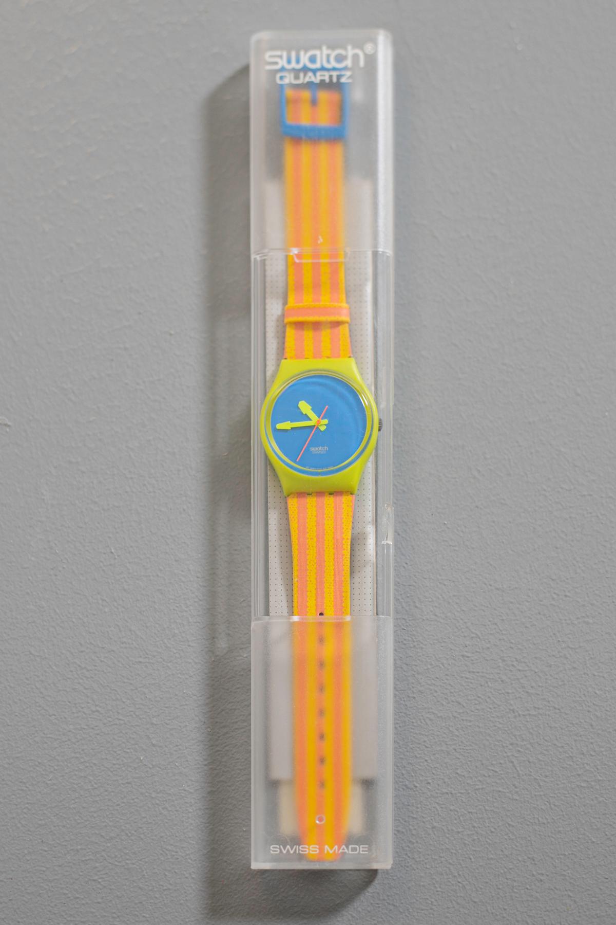 Beautiful vintage Swatch from the 1993 collection. I don't know about you but as soon as I look at it, the fantasy of a deckchair by the sea comes to mind, the colors are a hymn to summer, sun and heat. Thanks to its simple design and bright colors