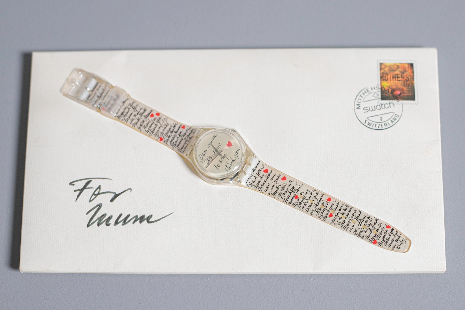 Lovely Swatch Dear Mum année 1999. Cette montre est destinée à représenter l'amour pour la personne la plus chère au monde, la mère. Sur le bracelet blanc figure le mot 