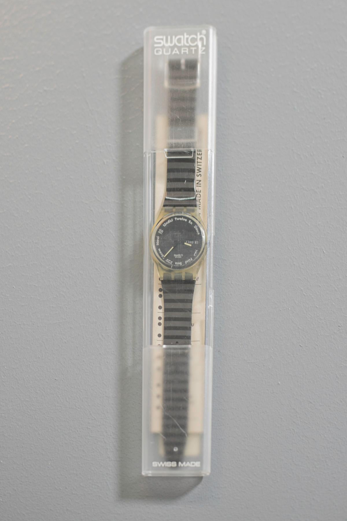 Montre Swatch vintage de la collection 1992. Il s'agit d'une montre très classique et élégante, les couleurs du bracelet permettent de combiner cette pièce avec une tenue élégante de jour comme de soirée. À l'intérieur du cadran se trouvent des