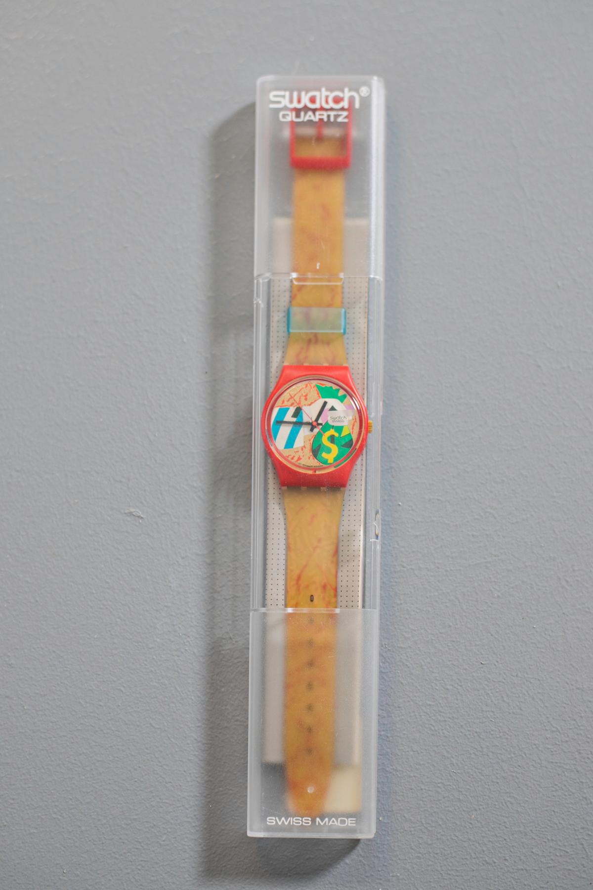 Nice vintage Swatch from the 1993 collection. In the dial you can see the hand of a thief with his loot, a bag full of money. Perhaps to remind the wearer that time is money?

Case Material: Plastic
Strap Material: Plastic
Movement: Not