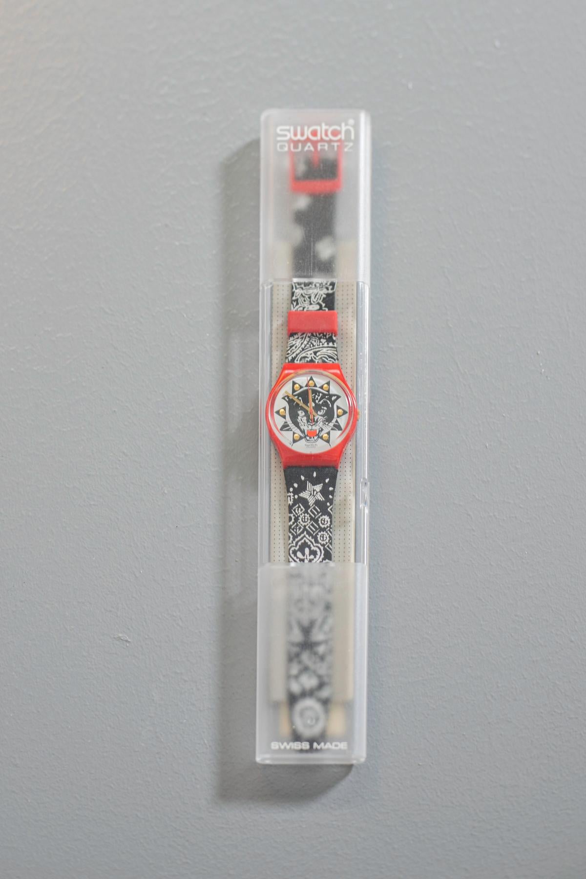 Klassische Swatch-Uhr aus der Kollektion 1994 mit einem wirklich einzigartigen Design. Eine leicht rockige Seele entlang des Armbands wurde entworfen, eine Fantasie, die an die Bandanas der Harley Davidson Biker erinnert, das Design des Zifferblatts