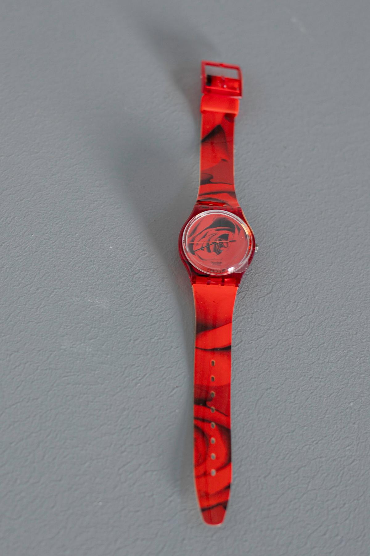 Vintage Swatch collection dedicated to the most important person on her special day, Mother's Day. All along the belt there are beautiful bright red roses. The watch has a sophisticated design to be worn with any type of outfit.

Case material: