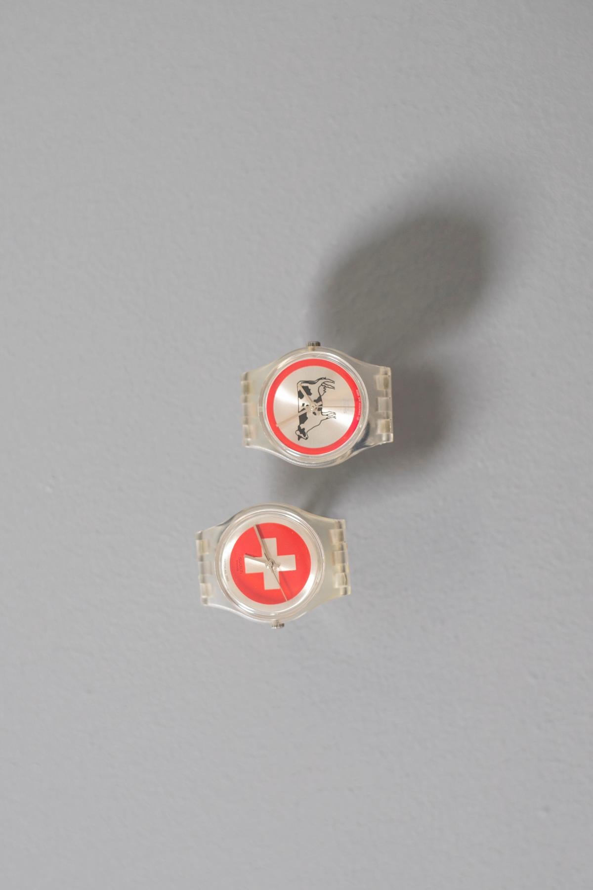 Rare original Swatch watch cufflinks, with serial number and case, from 2002. LIMITED EDITION.
The case is made of wood with matte glass, beautiful.
The cufflinks are in the shape of a watch, inside one is the Swiss flag, featuring a white cross on