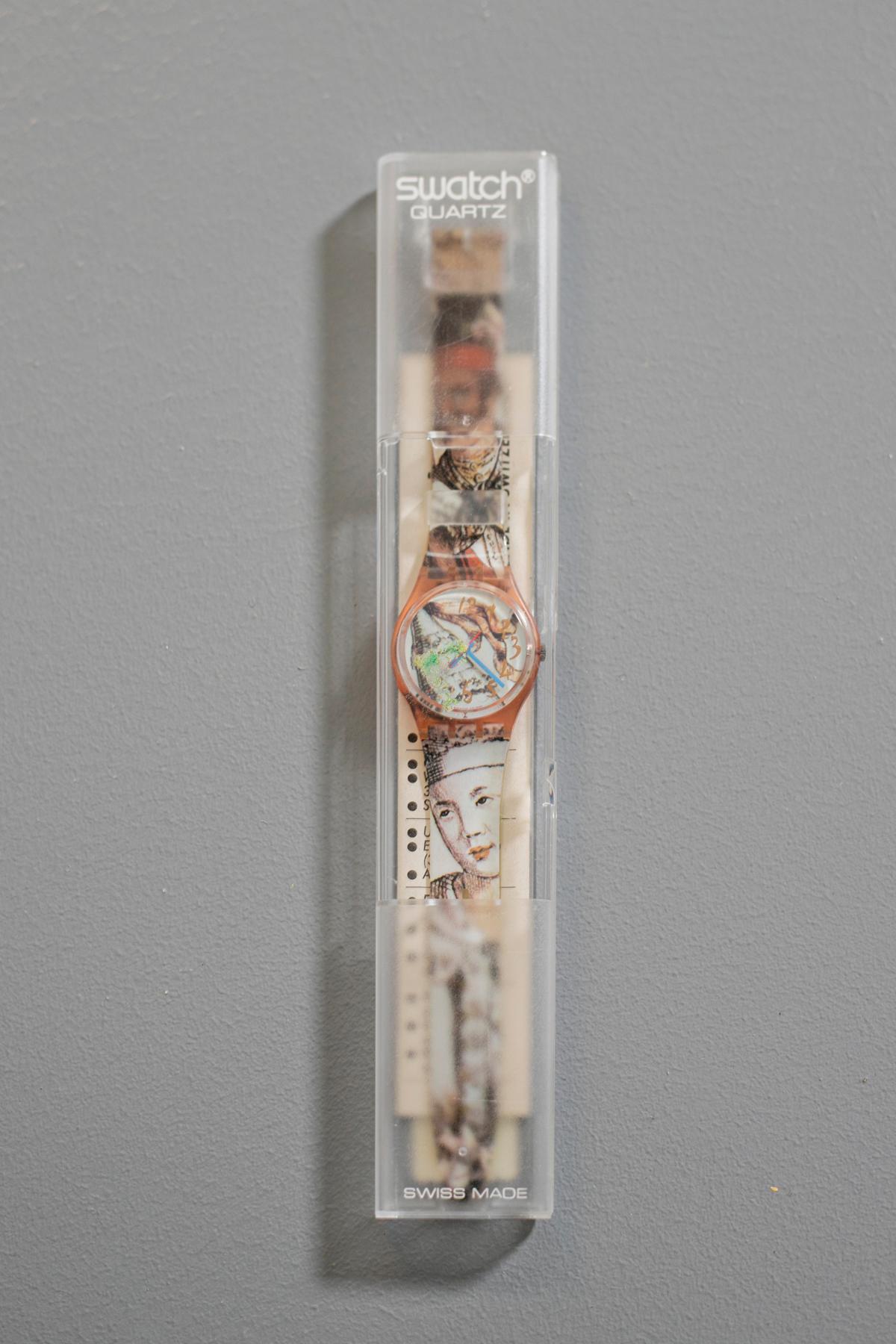 Particular vintage Swatch, along the strap there are two bizarre characters, dressed in clothes from another era. The drawing seems to have been done in pencil, the colors are as delicate as the stroke. A very special piece from the 1993