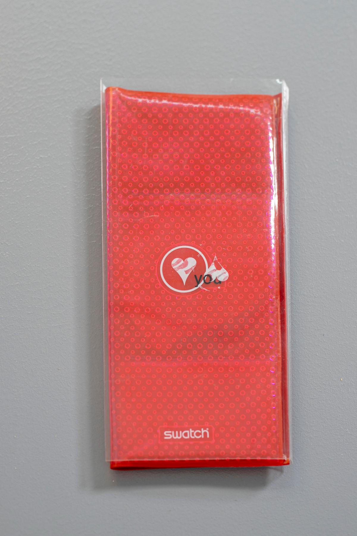 Im Jahr 2000 präsentierte Swatch einen bezaubernden Zeitmesser im Vintage-Stil, ein wahres Schmuckstück aus ihrer Sonderkollektion Saint Valentine. Diese Uhr zeigt nicht nur die Zeit an, sondern erzählt auch eine Geschichte von Liebe, Kreativität
