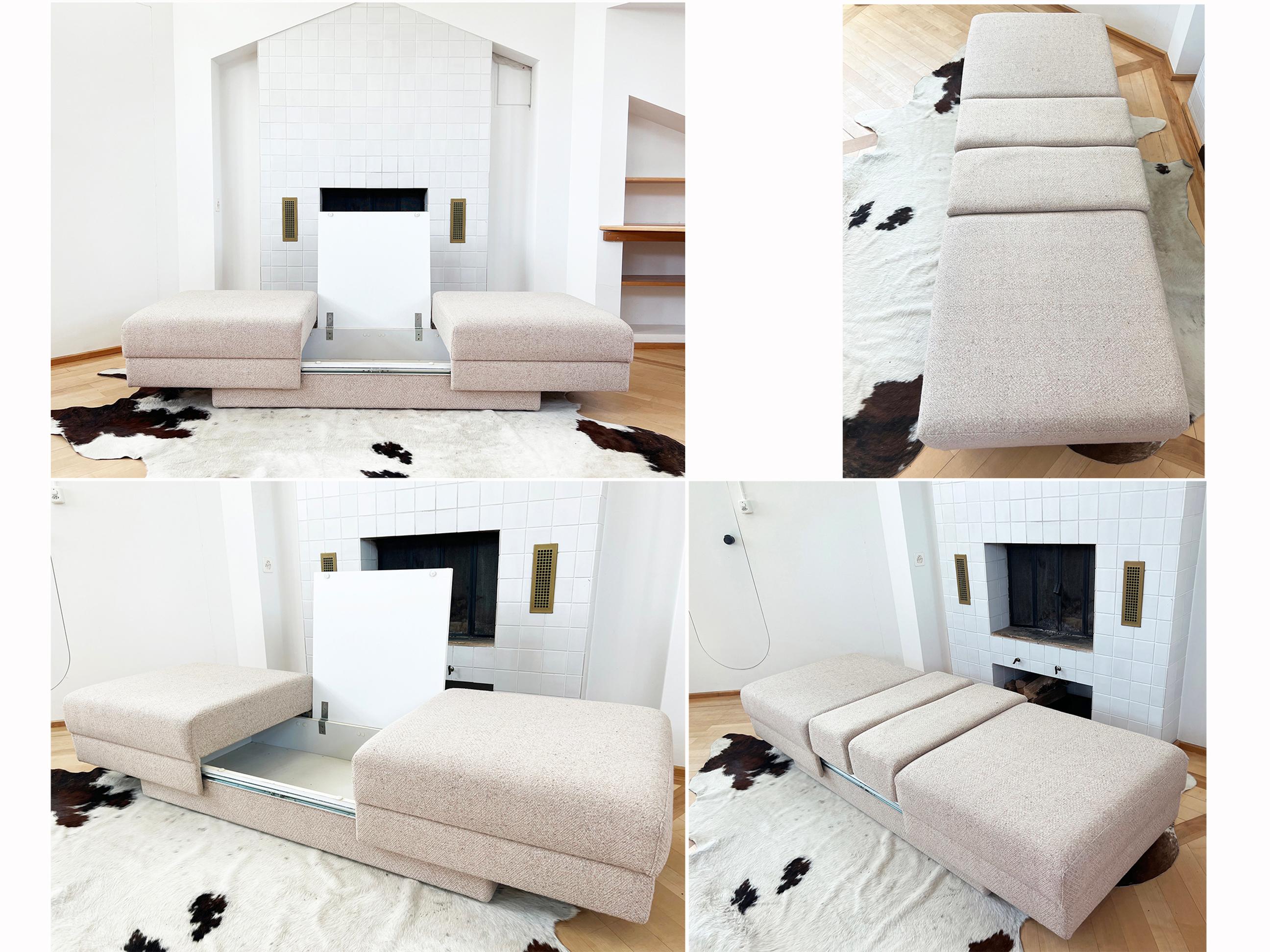 Ce canapé/lit de jour/chaises longues au design unique du milieu du siècle, avec une table entre les deux, est incroyablement polyvalent et minimal ! 

Un beau design fonctionnel car cette pièce de design très cool peut être utilisée comme :
-Un