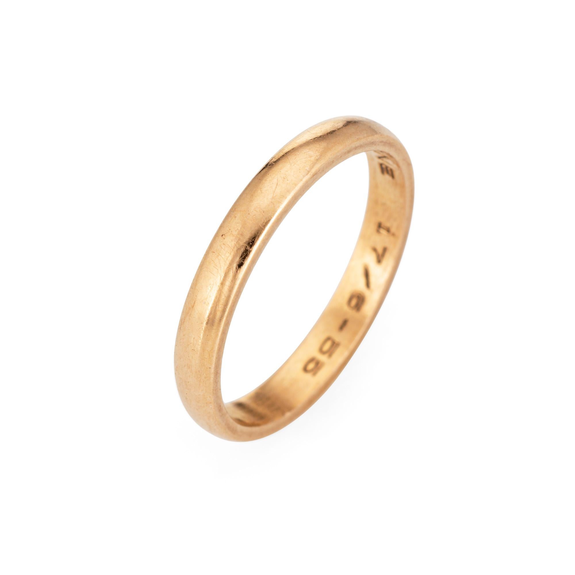 Elegant vintage wedding band (circa 1950s), crafted in 18 karat yellow gold. 

The simple and elegant ring is stamped with Swedish hallmarks. The inner band is engraved 