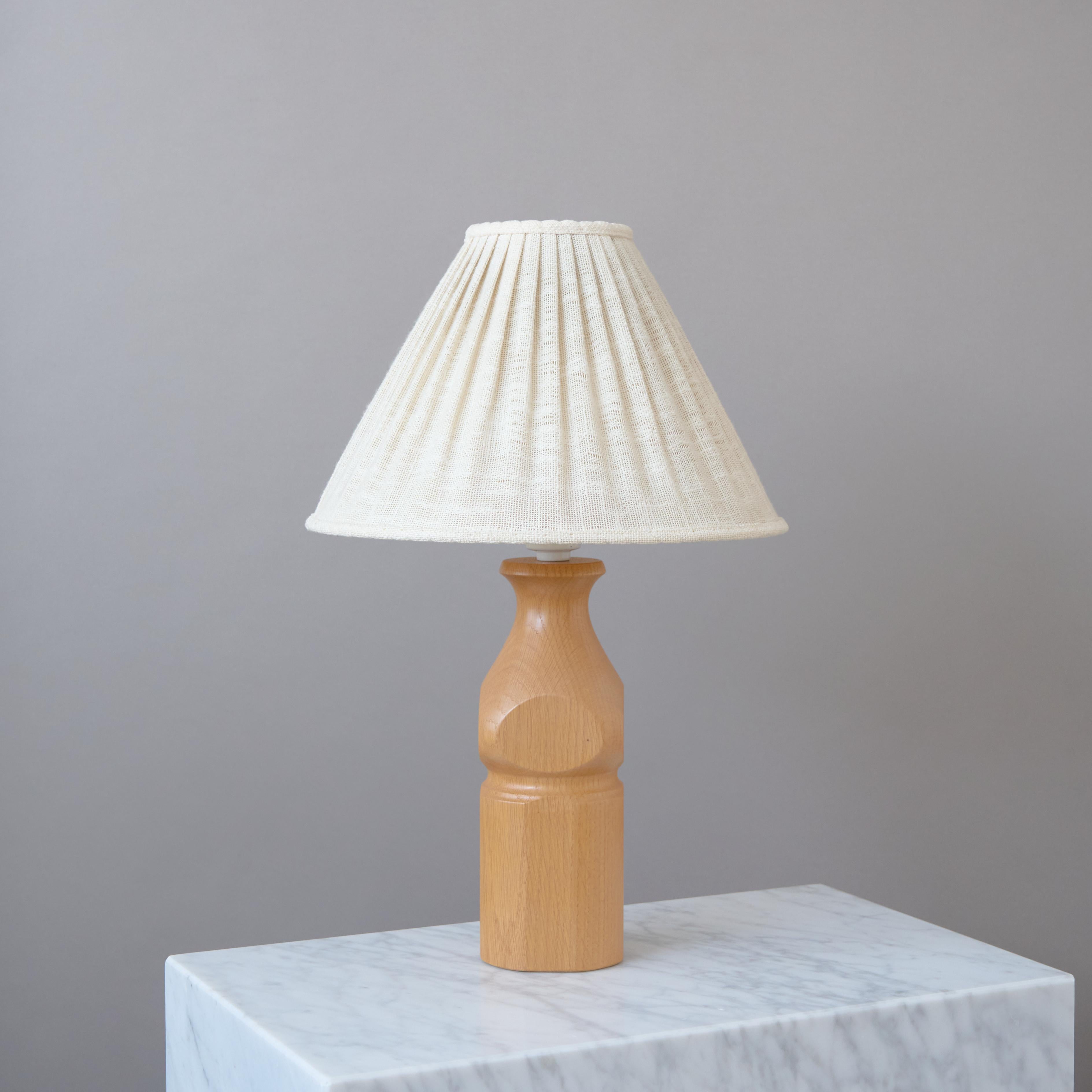 Una preciosa lámpara de mesa de madera de roble. Fabricado en Suecia, años 70.

Gran estado original. 
Se vende sin pantalla.

Fuente de luz: Bombilla de rosca E26/E27.
Número de tomas (por aparato): 1
Enciende el enchufe. 
