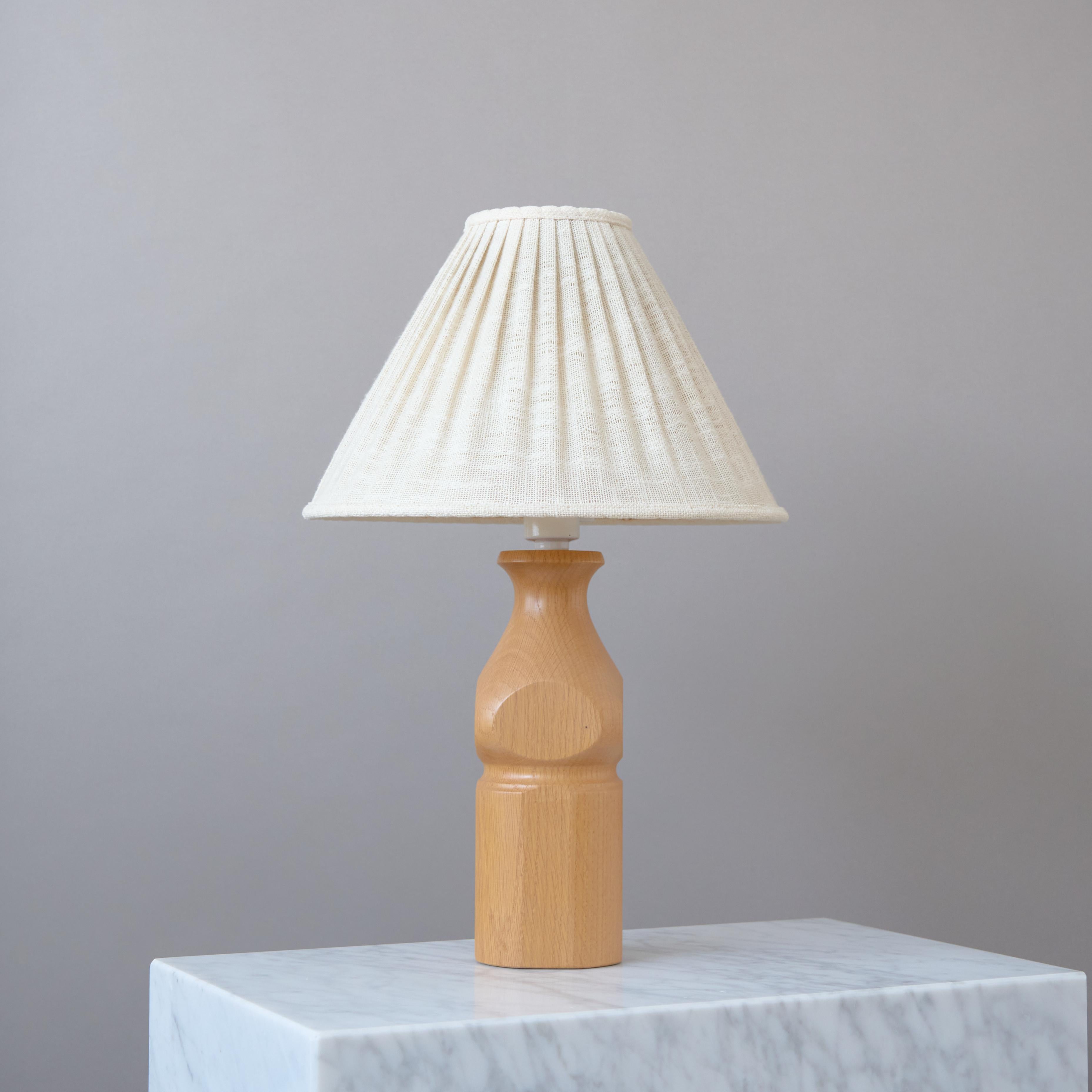 Lámpara de mesa vintage sueca de los años 70 de madera de roble. Suecia Años 70 Sueco en venta