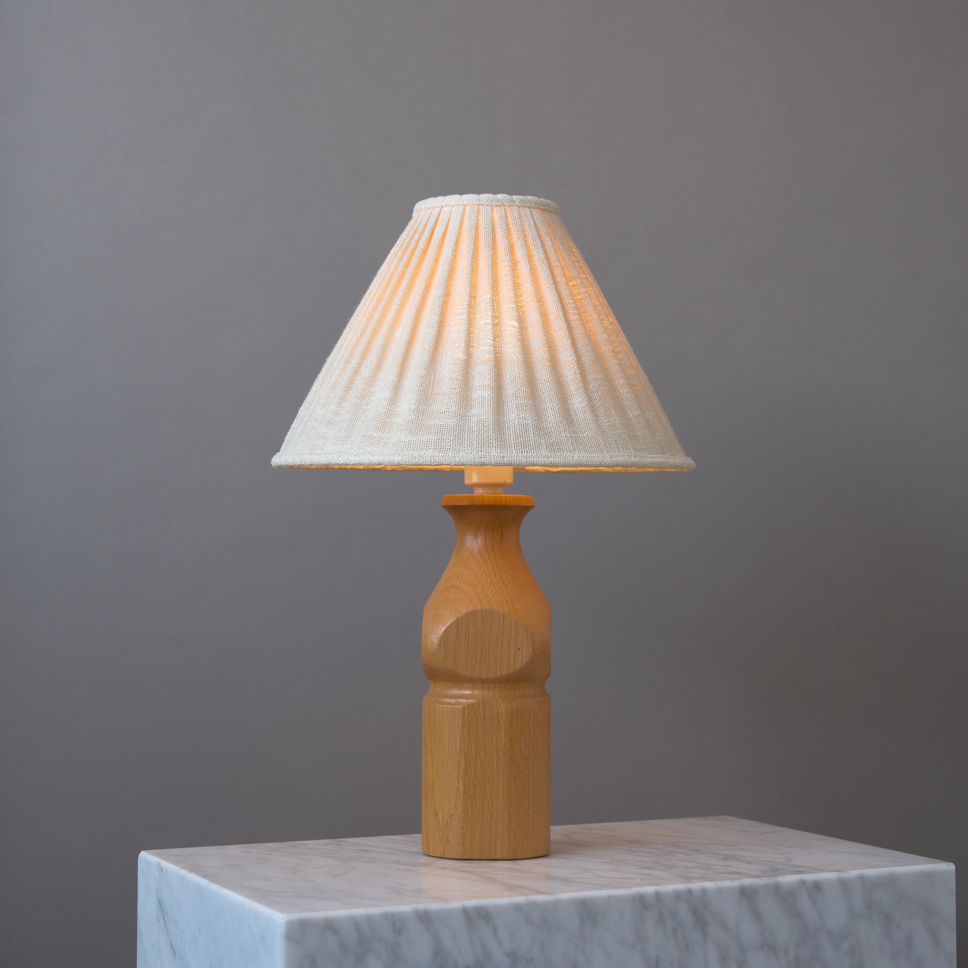 Lámpara de mesa vintage sueca de los años 70 de madera de roble. Suecia Años 70 Transformado en venta