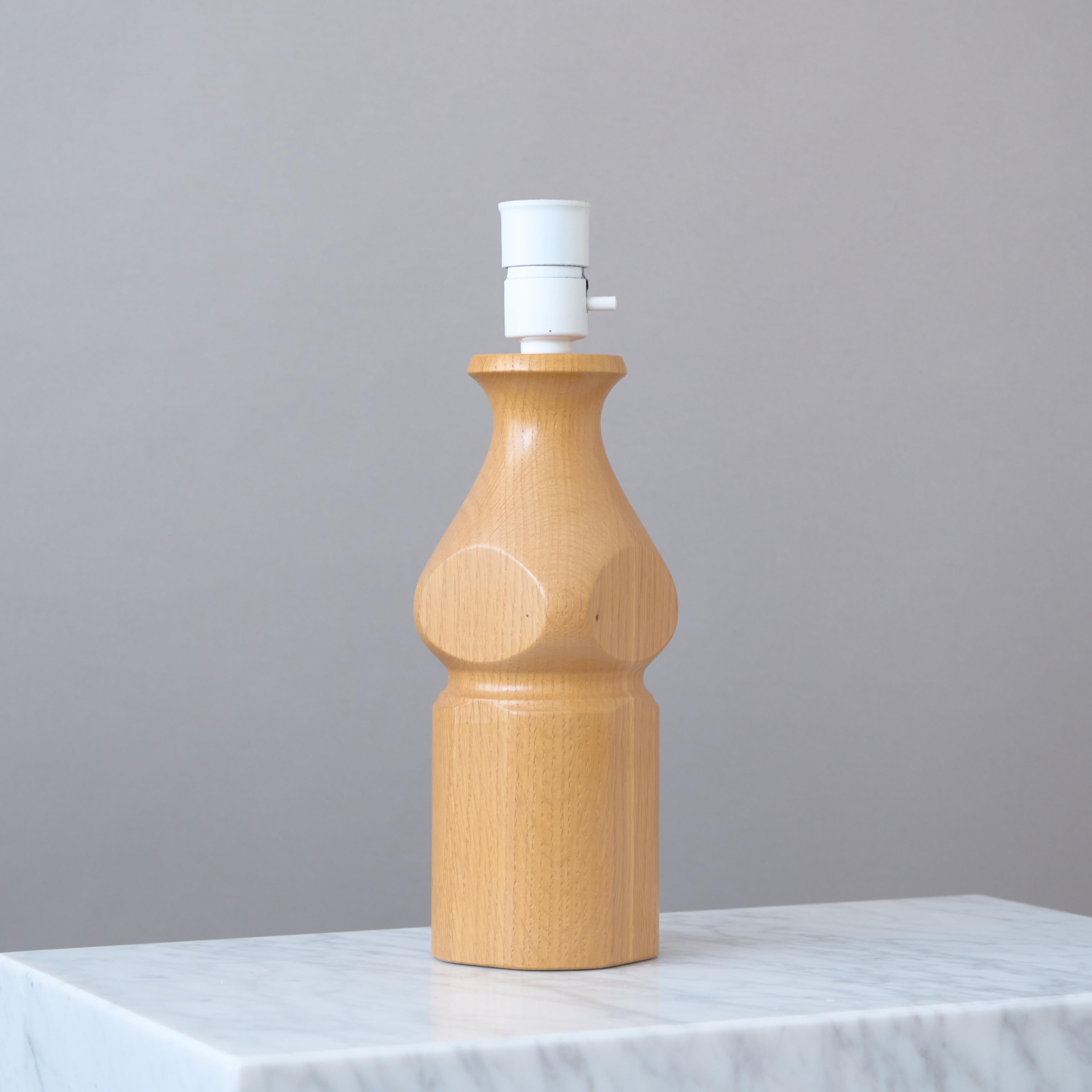 Lámpara de mesa vintage sueca de los años 70 de madera de roble. Suecia Años 70 en Bueno estado para la venta en Malmö, SE
