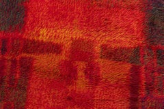 Tappeto vintage svedese astratto color cremisi, con pelo Rya, di Ritva Puotila
