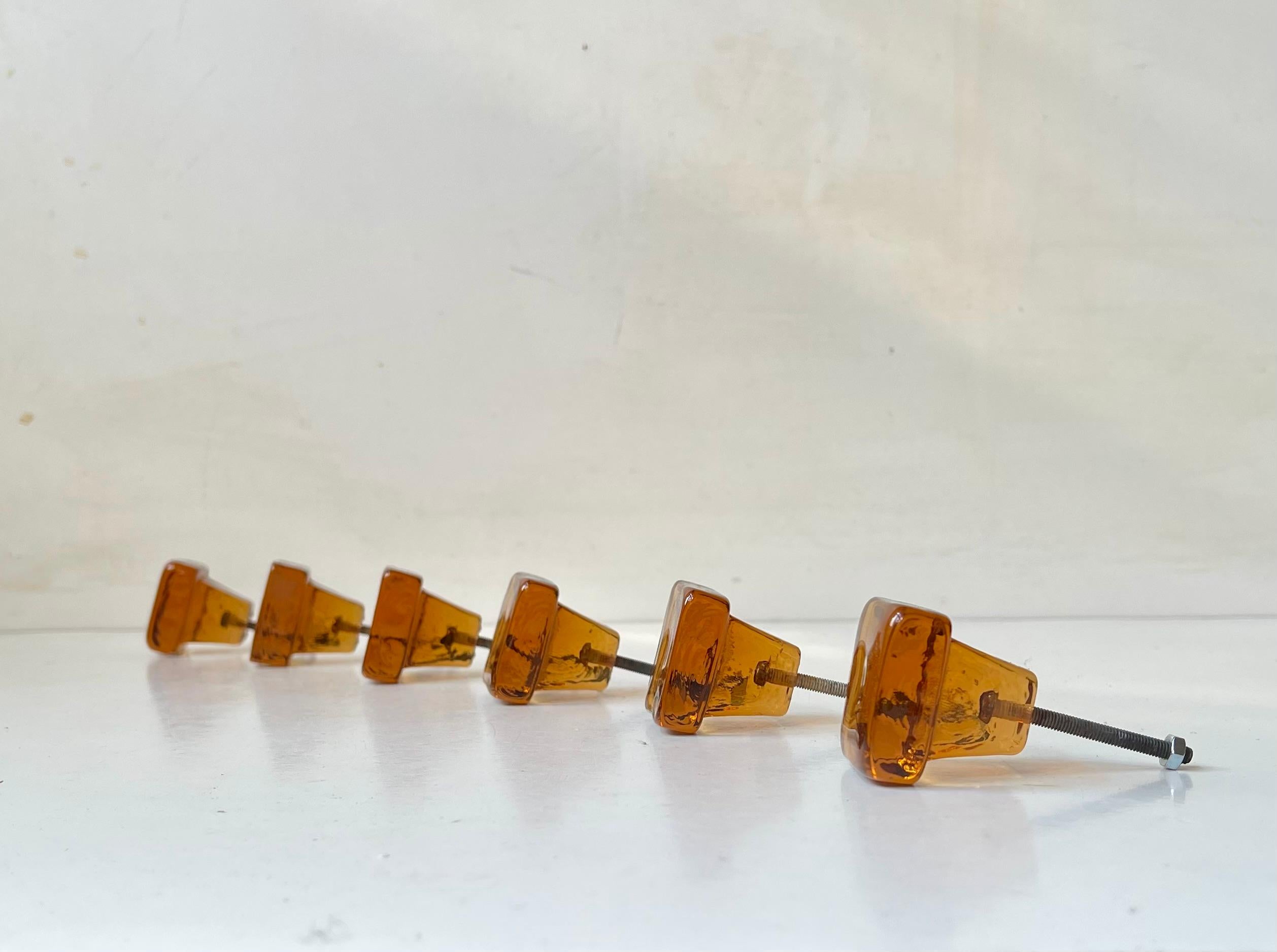 Schwedische Vintage-Tür-/Schubladenknöpfe aus Bernsteinglas, 6er-Set, 1960er-Jahre im Zustand „Gut“ im Angebot in Esbjerg, DK