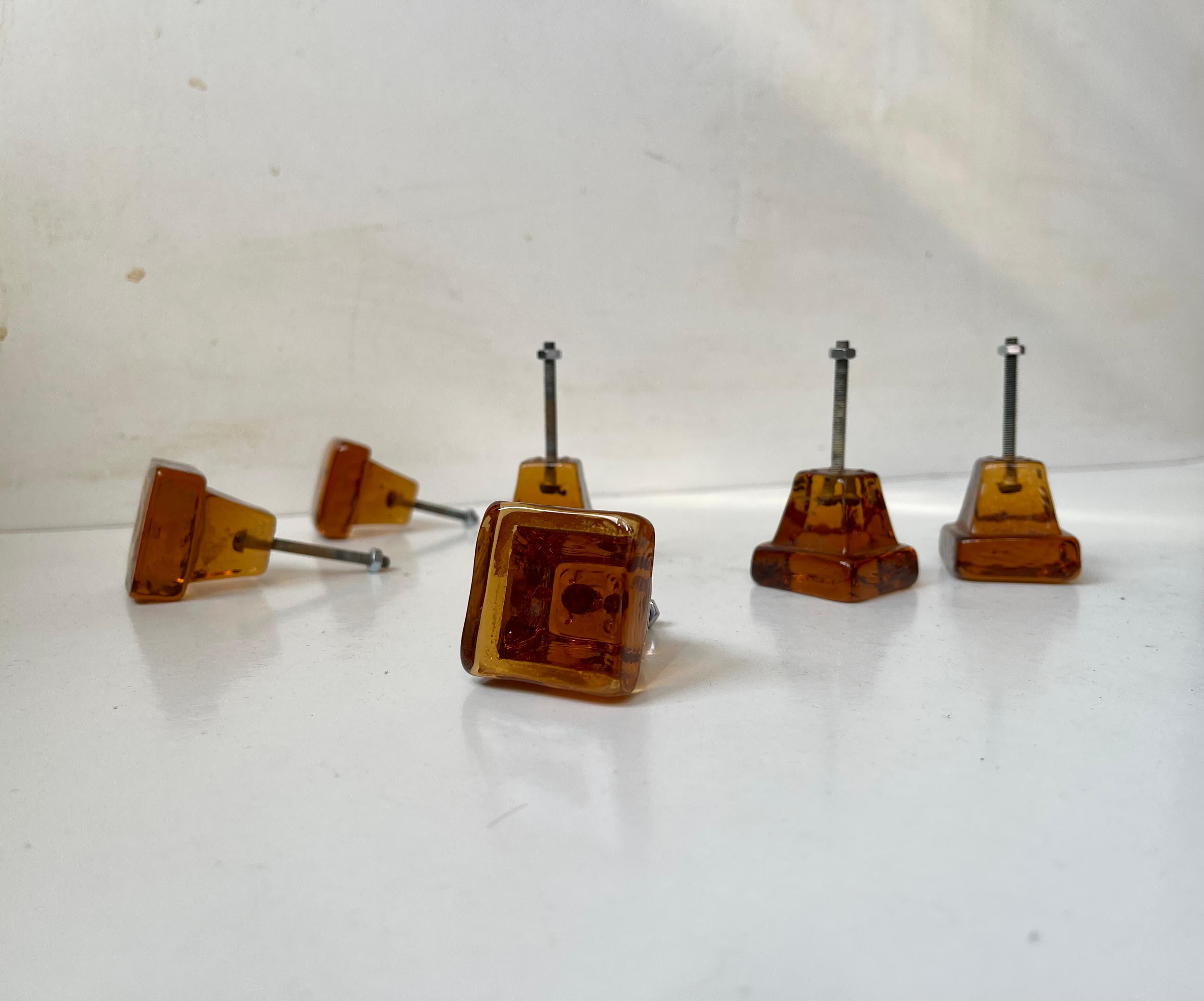 Schwedische Vintage-Tür-/Schubladenknöpfe aus Bernsteinglas, 6er-Set, 1960er-Jahre (Glaskunst) im Angebot