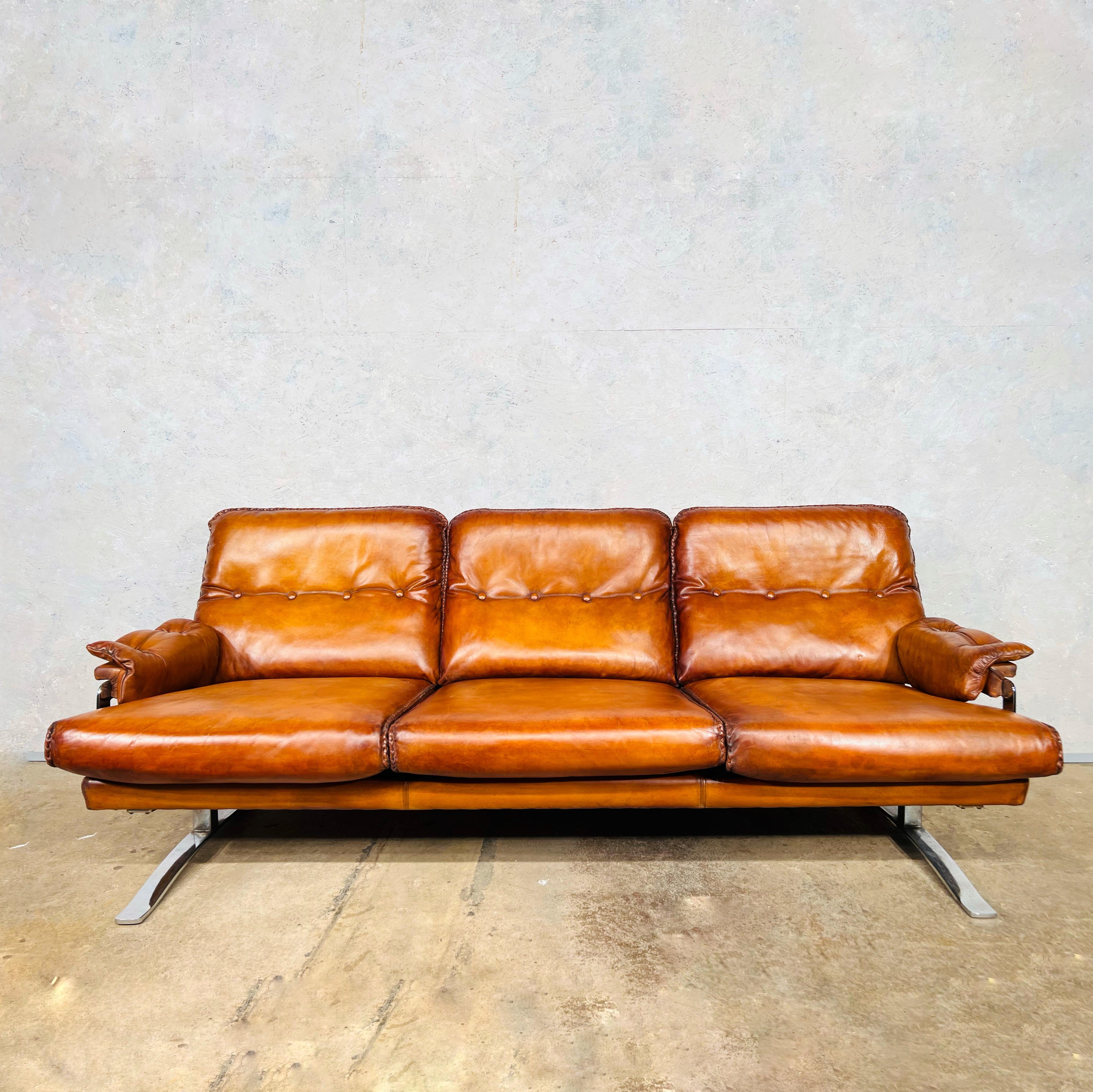 Vintage 1970s 3 seater leather sofa by Swedish designer Arne Norell in a Light Tan Color.
Great design with beautiful lines. 

The leather is a Stunning hand dyed Light Tan colour and has a great patina and finish.

It is resting on solid