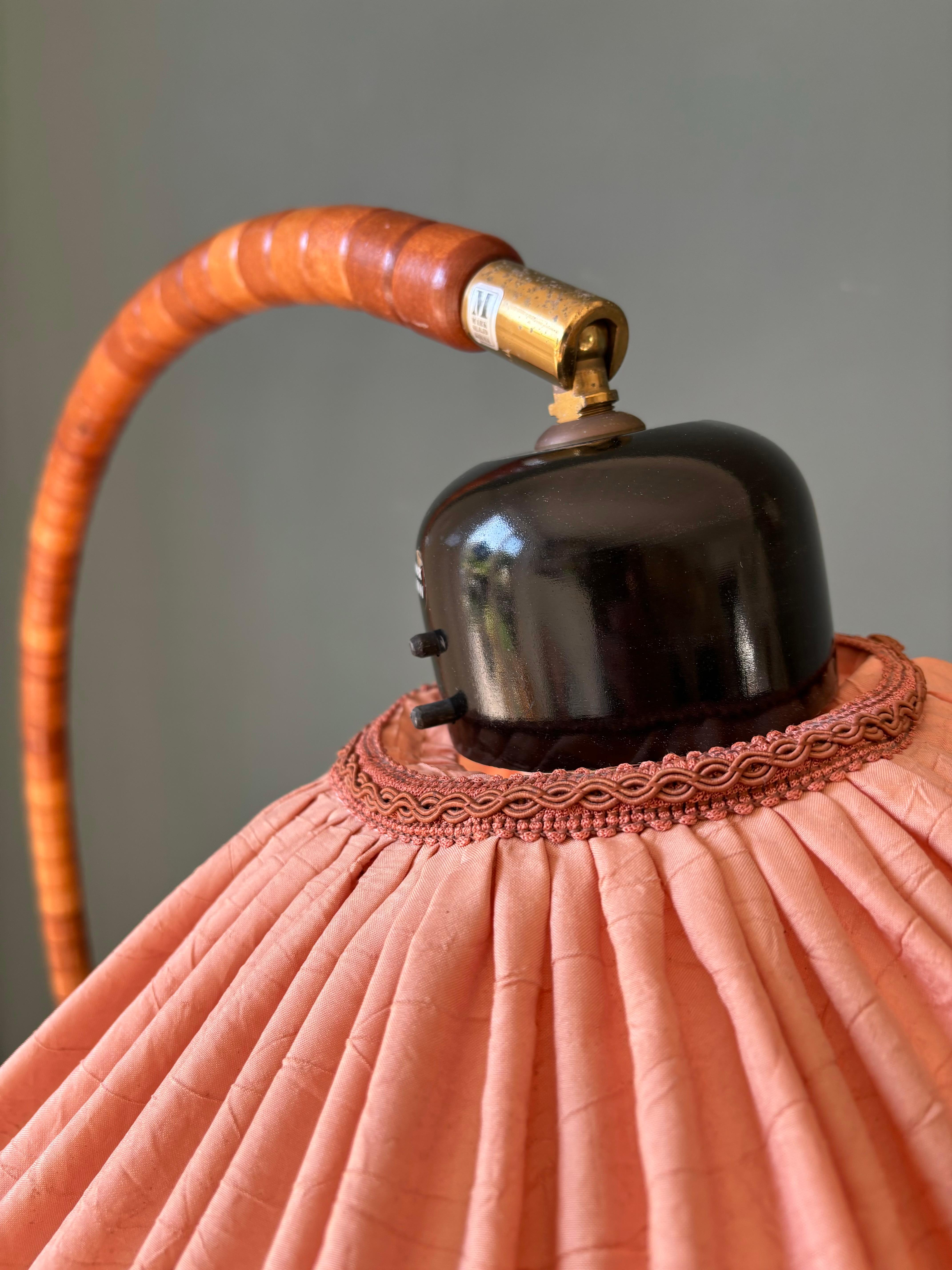 Scandinave moderne Lampadaire suédois Markslöjd en bois de style Art déco, années 1960 en vente