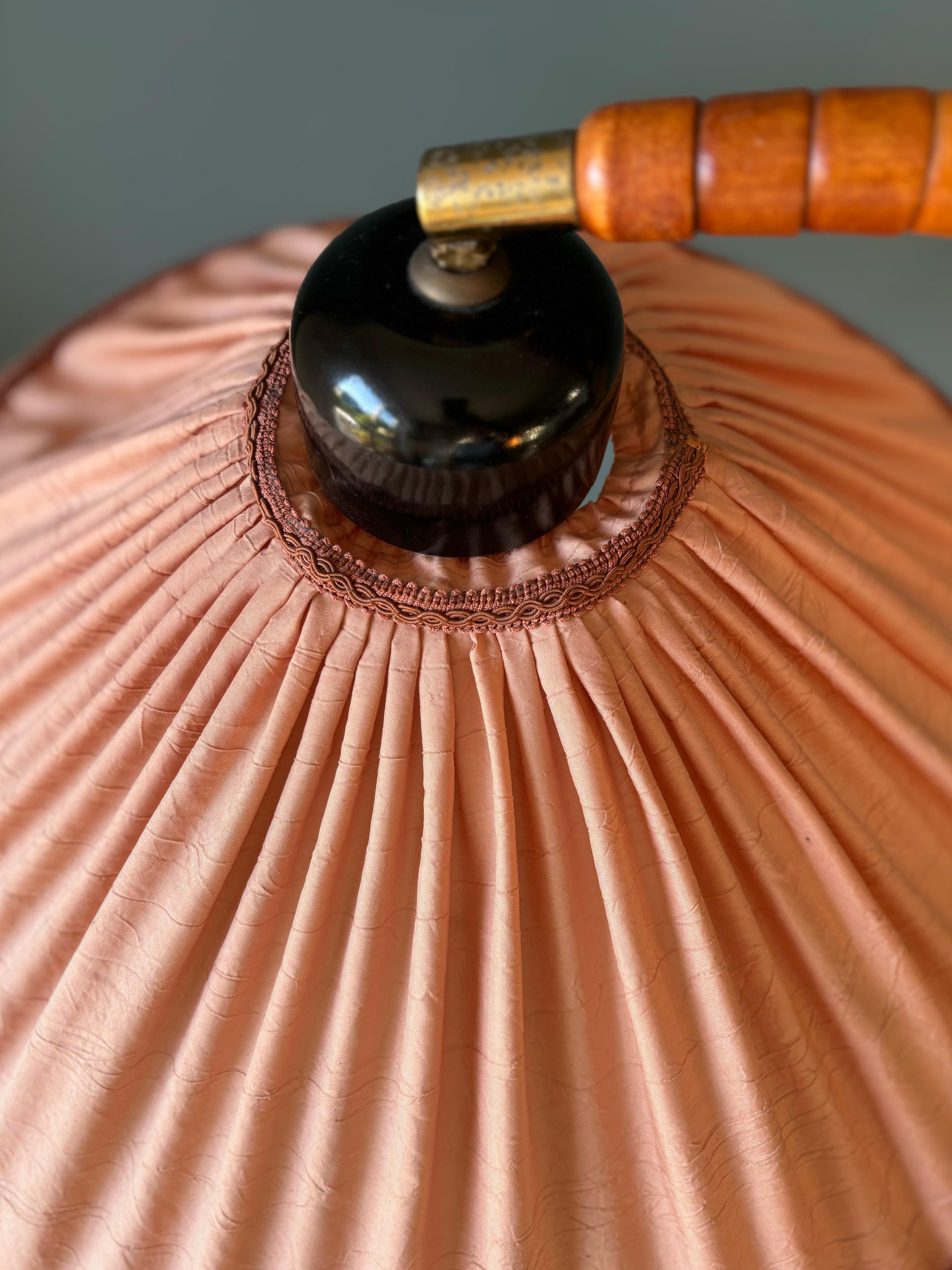 20ième siècle Lampadaire suédois Markslöjd en bois de style Art déco, années 1960 en vente