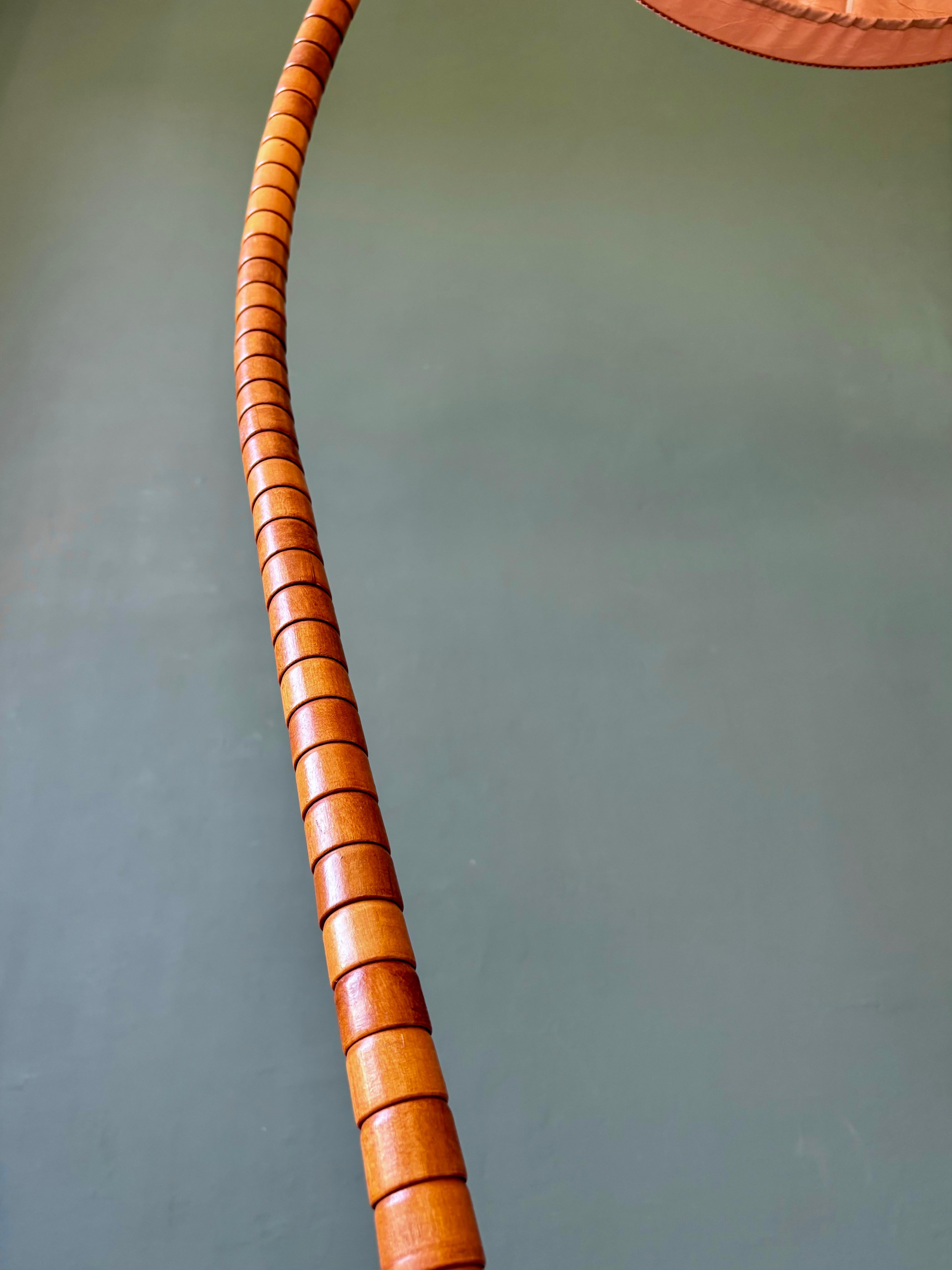 Textile Lampadaire suédois Markslöjd en bois de style Art déco, années 1960 en vente