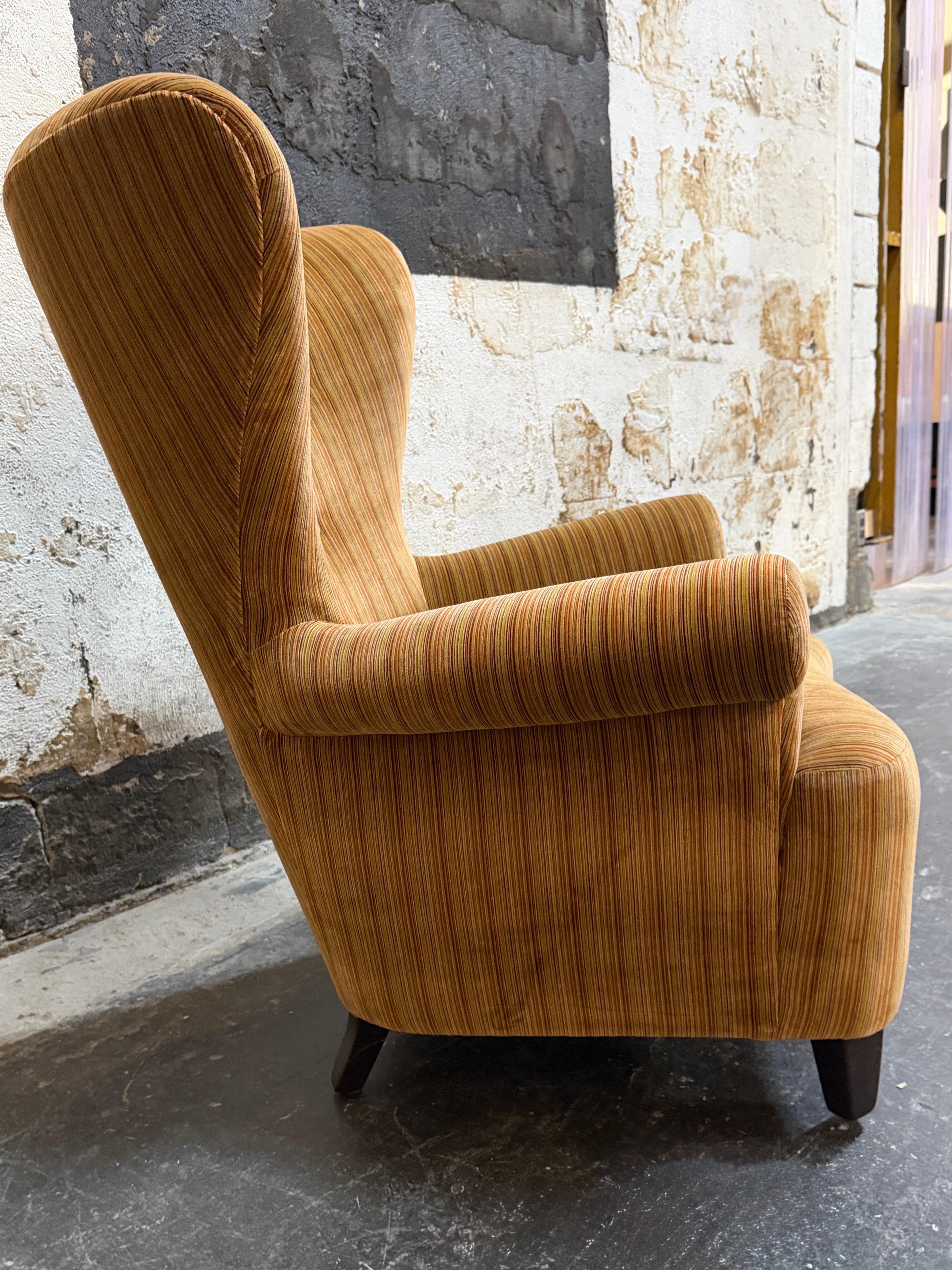 Sensationnel fauteuil Art Moderne suédois vintage, circa 1940, qui allie magistralement une structure intemporelle à des couleurs inattendues. Cette pièce est issue du mouvement suédois Functionalism (Funkis), qui a défini l'Art Moderne en