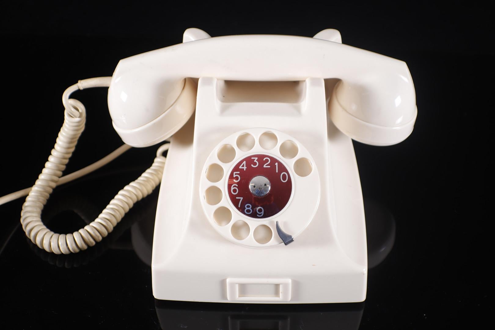 Vintage Swedish Bakelite Table Phone In Good Condition For Sale In Vienna, AT